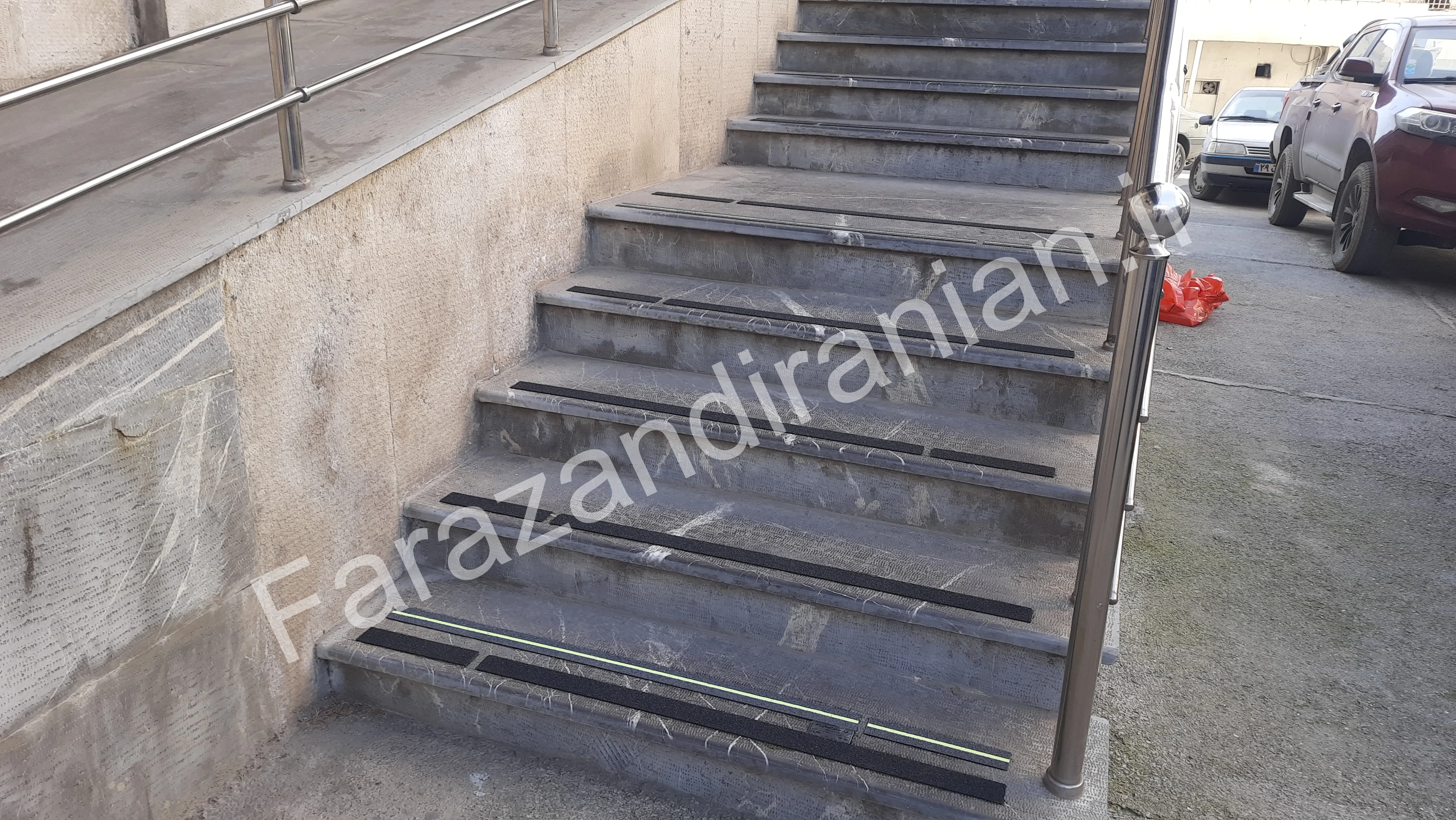 تصویر ۲۹ از اجرای نوار ضد لغزش در بیمارستان ۵ آذر گرگان