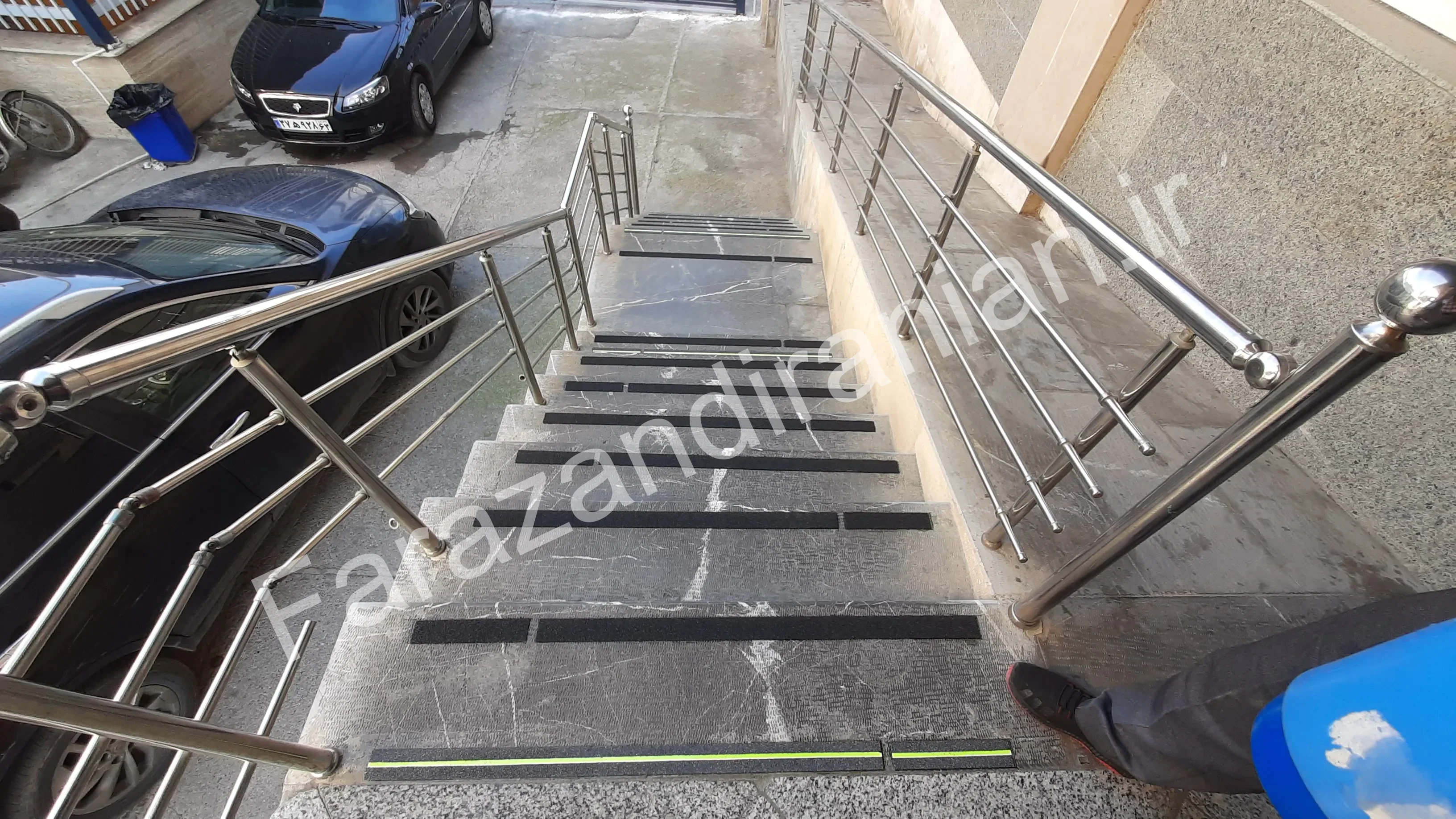تصویر ۳۰ از اجرای نوار ضد لغزش در بیمارستان ۵ آذر گرگان