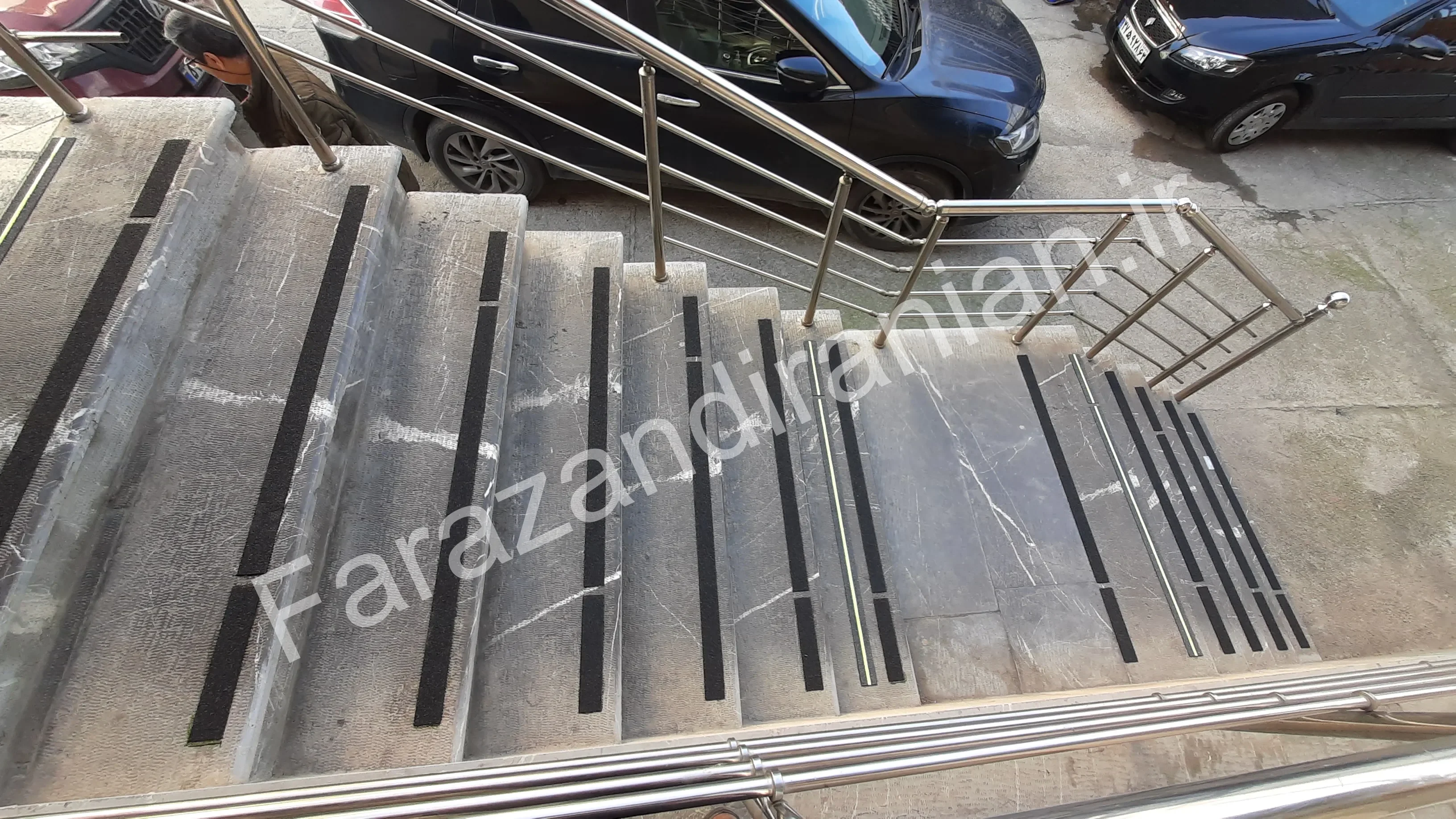 تصویر ۳۱ از اجرای نوار ضد لغزش در بیمارستان ۵ آذر گرگان