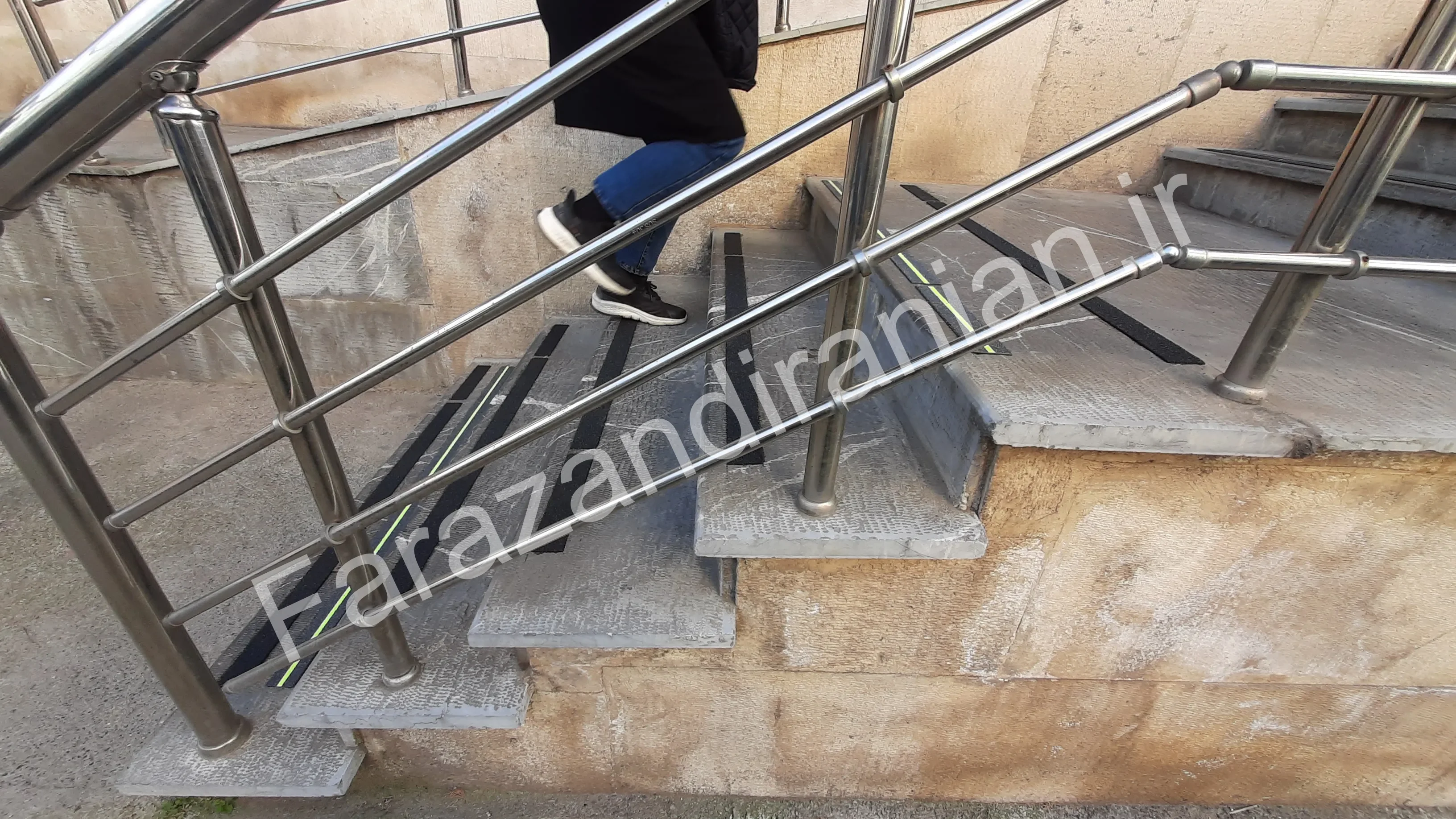 تصویر ۳۲ از اجرای نوار ضد لغزش در بیمارستان ۵ آذر گرگان