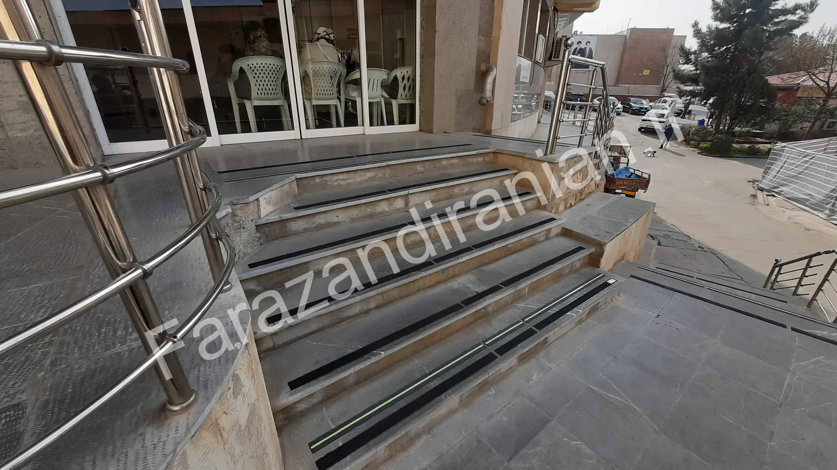 تصویر ۳۳ از اجرای نوار ضد لغزش در بیمارستان ۵ آذر گرگان