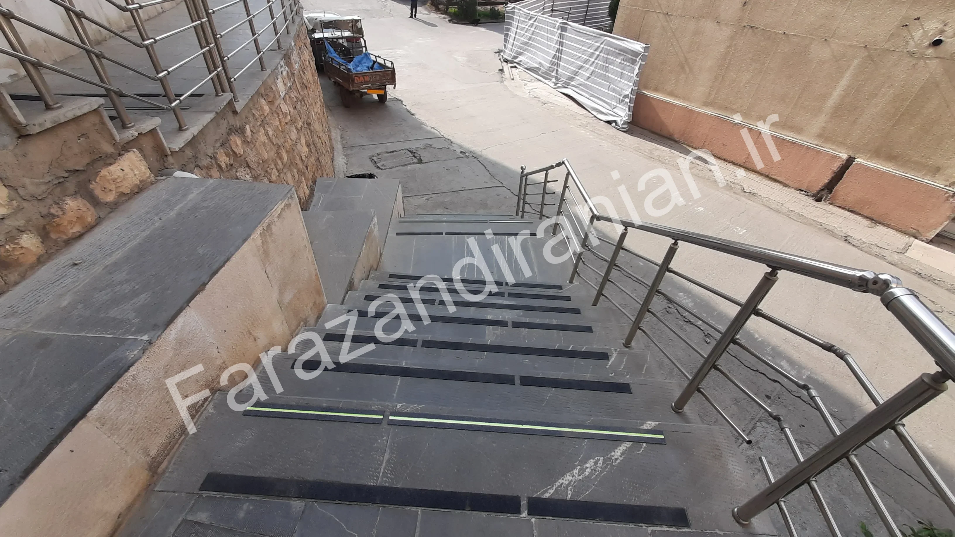 تصویر ۳۴ از اجرای نوار ضد لغزش در بیمارستان ۵ آذر گرگان