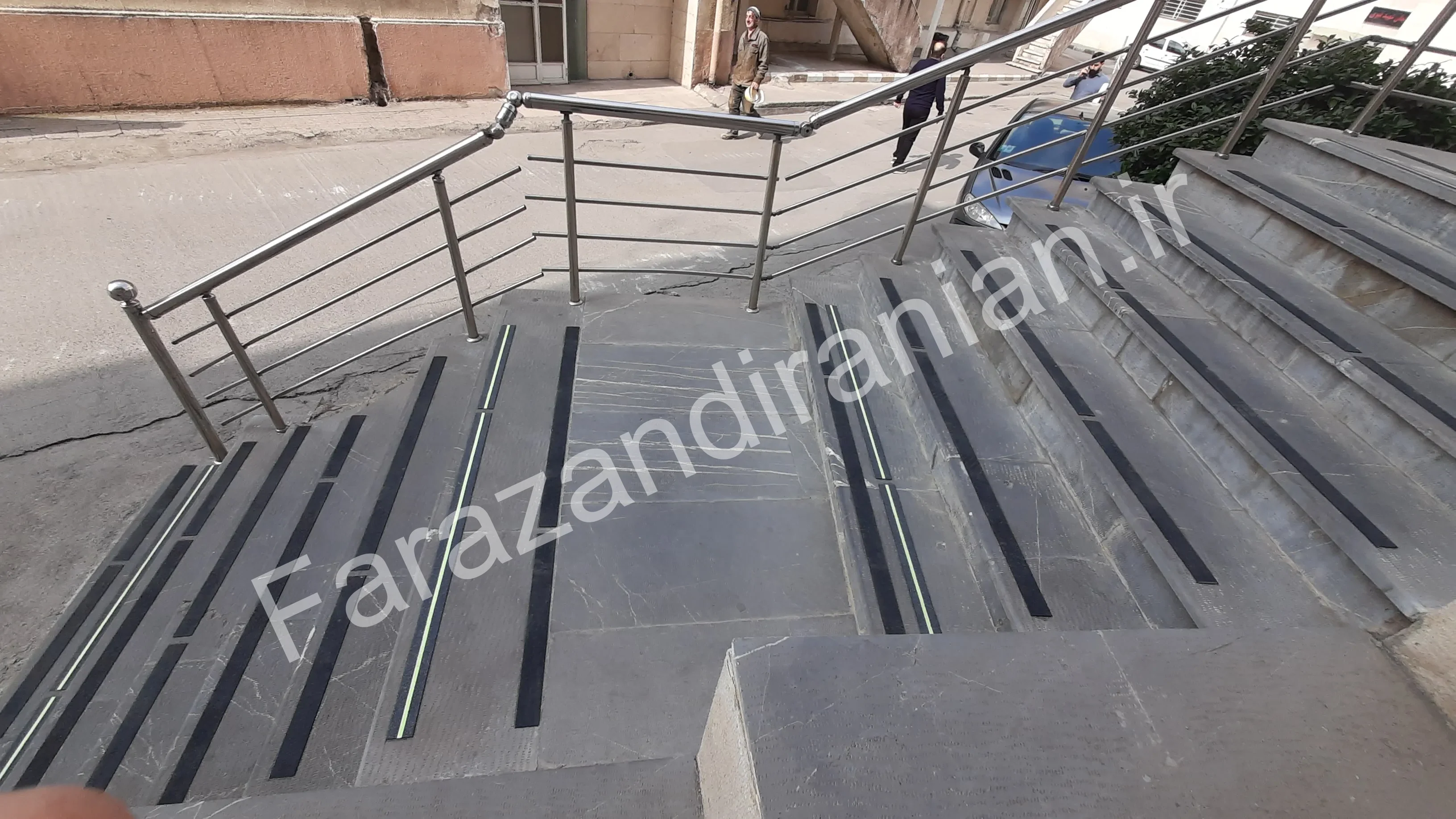 تصویر ۳۸ از اجرای نوار ضد لغزش در بیمارستان ۵ آذر گرگان