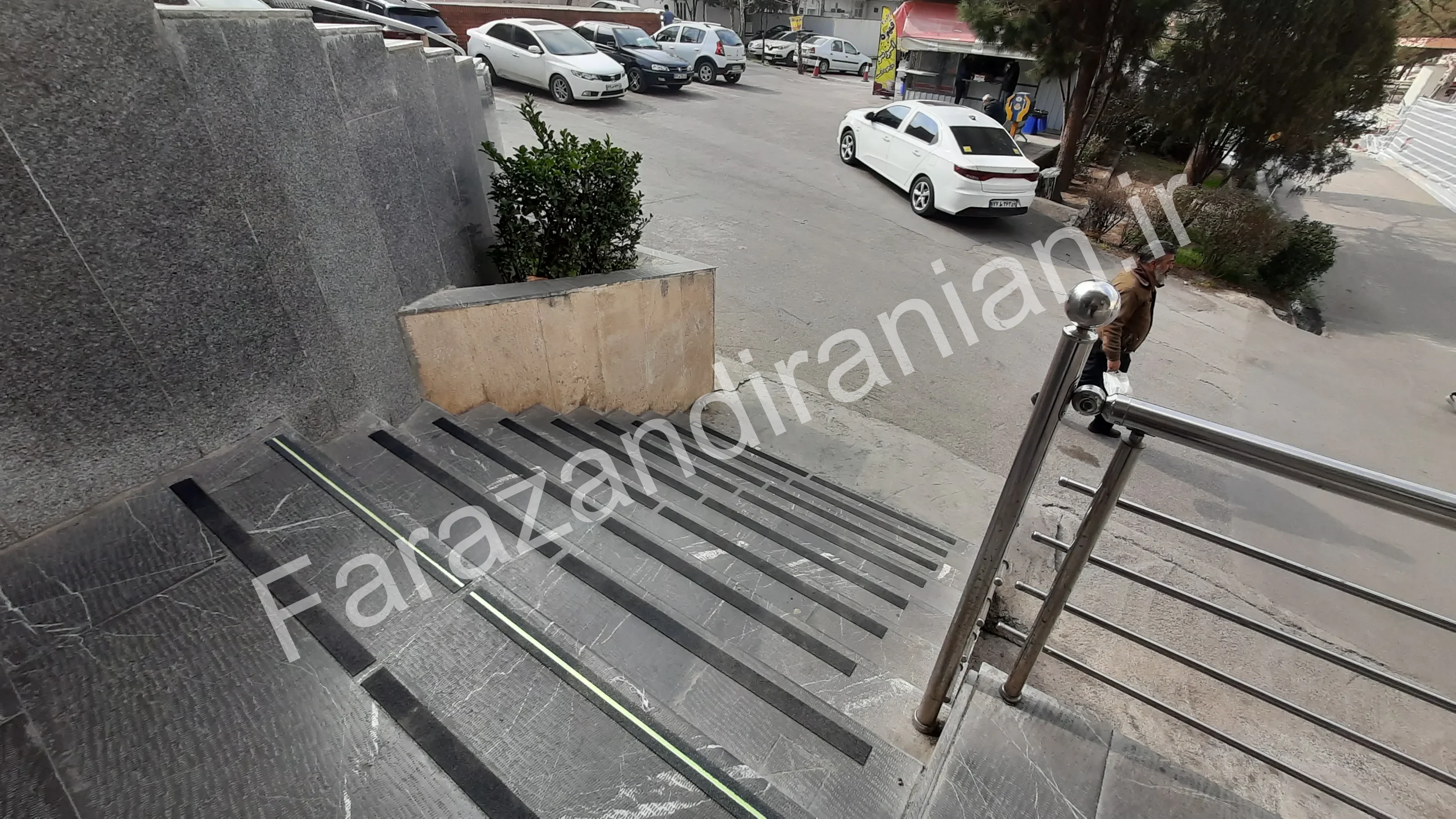 تصویر ۳۹ از اجرای نوار ضد لغزش در بیمارستان ۵ آذر گرگان