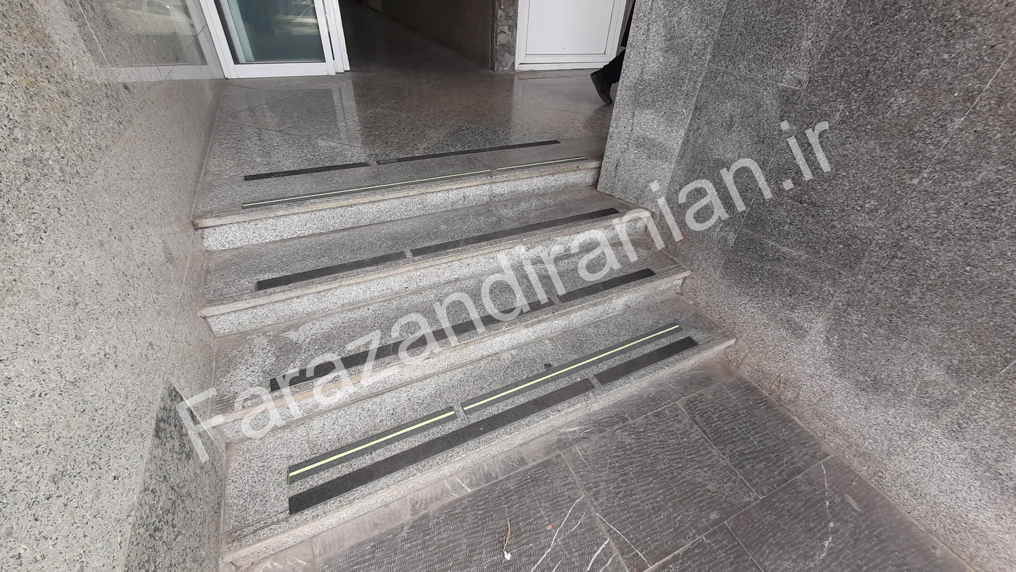 تصویر ۴۱ از اجرای نوار ضد لغزش در بیمارستان ۵ آذر گرگان