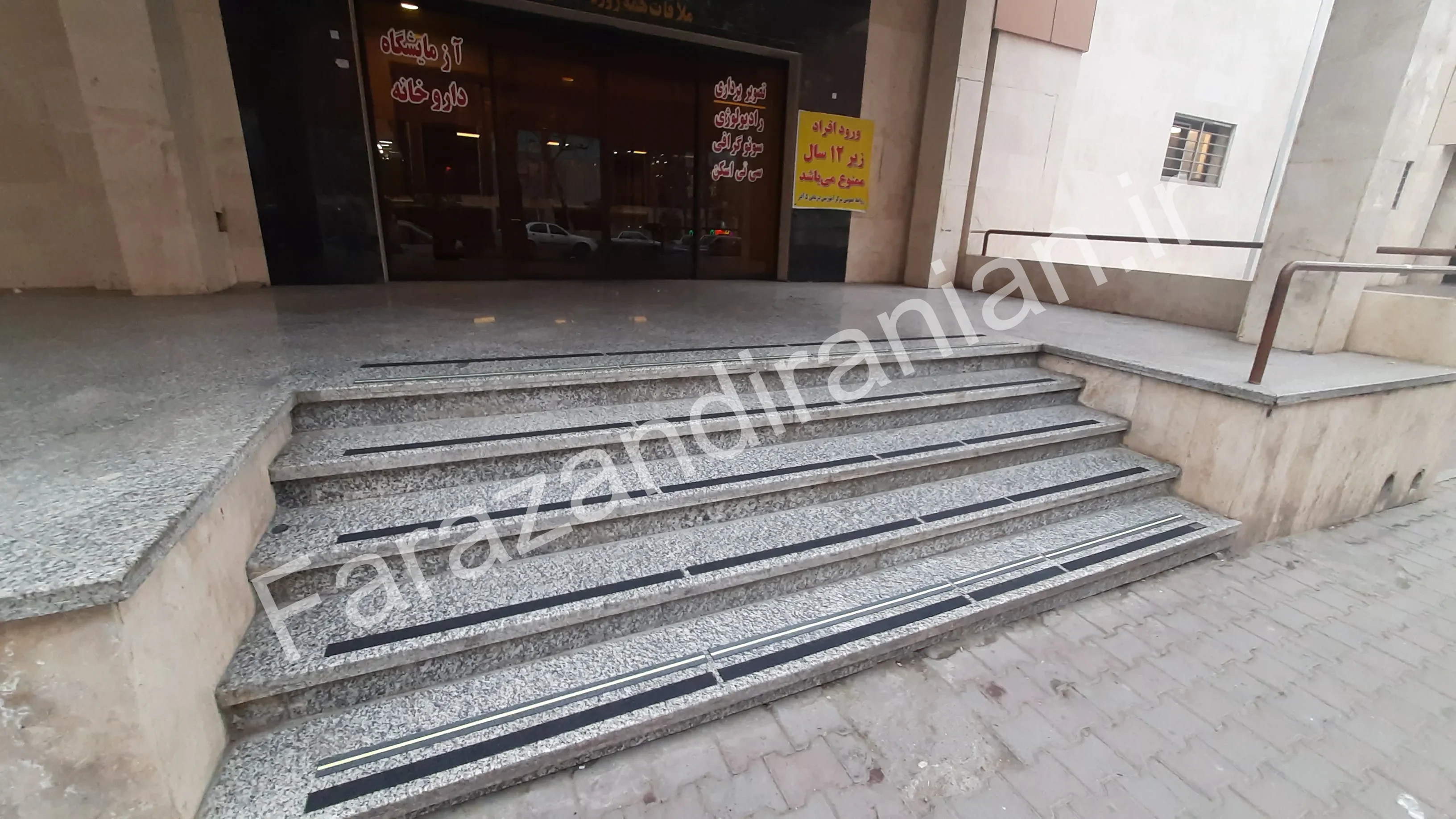 تصویر ۴۹ از اجرای نوار ضد لغزش در بیمارستان ۵ آذر گرگان