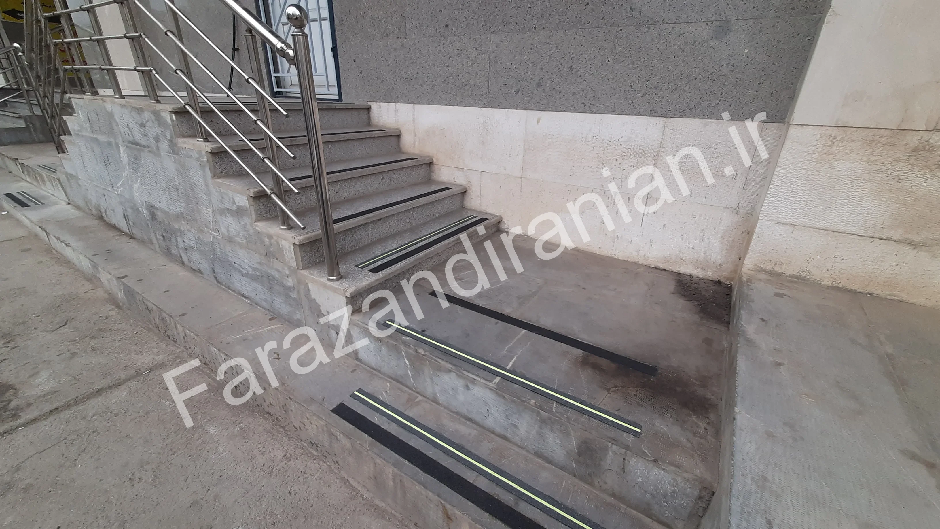 تصویر ۵۱ از اجرای نوار ضد لغزش در بیمارستان ۵ آذر گرگان