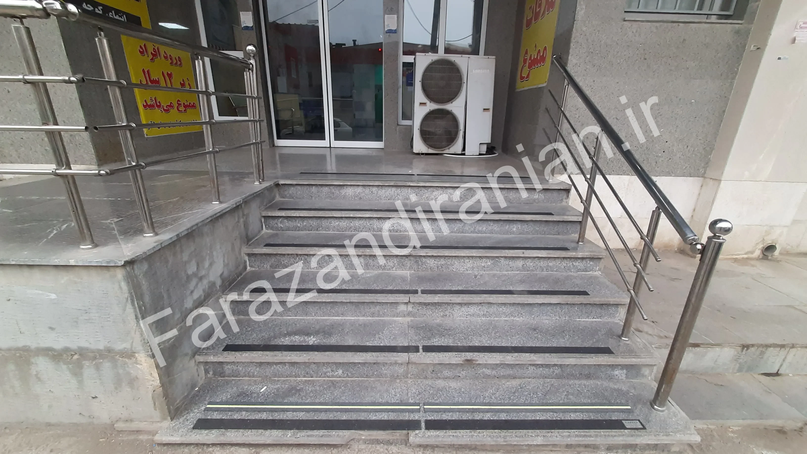 تصویر ۵۳ از اجرای نوار ضد لغزش در بیمارستان ۵ آذر گرگان