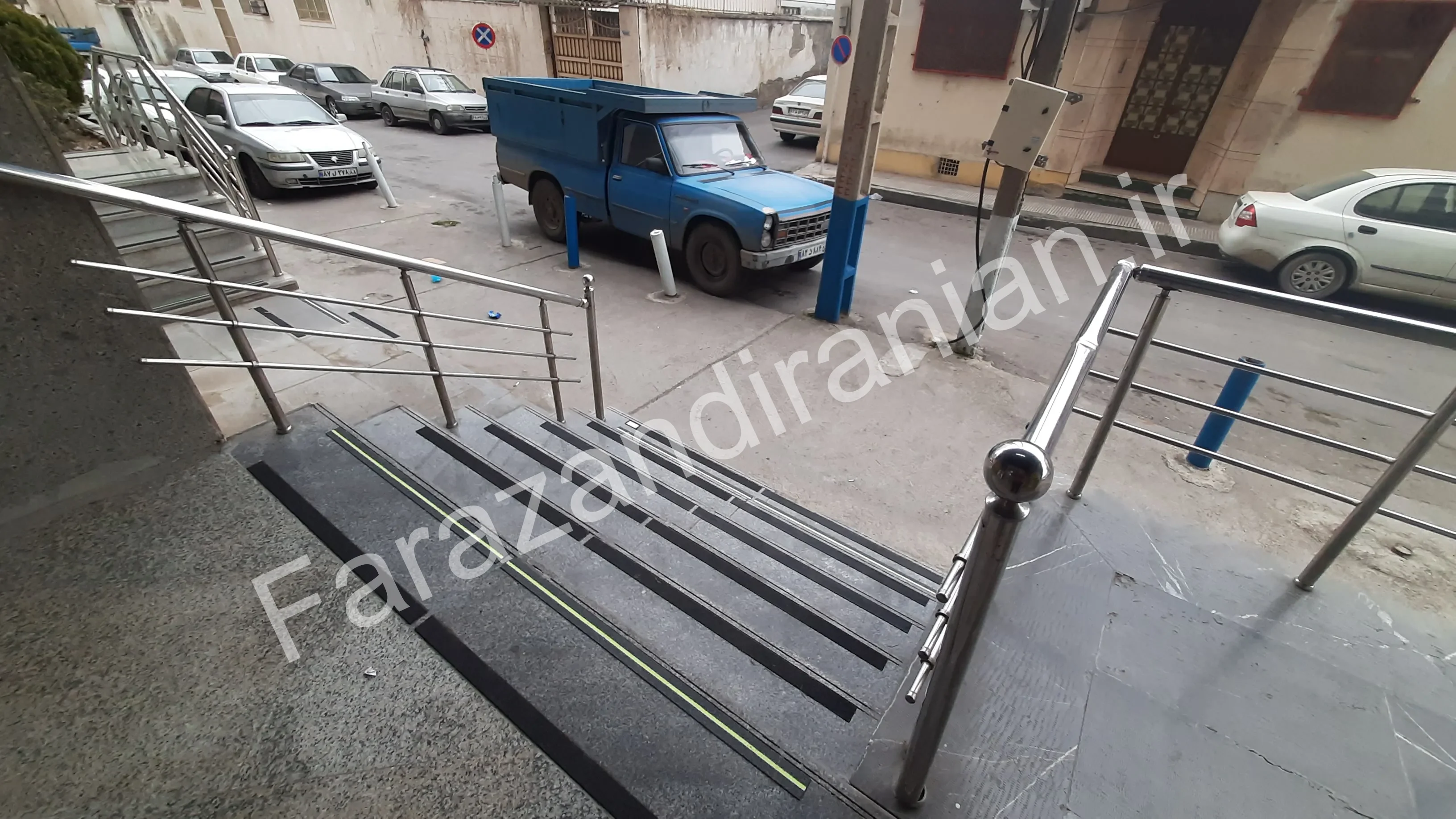 تصویر ۵۴ از اجرای نوار ضد لغزش در بیمارستان ۵ آذر گرگان