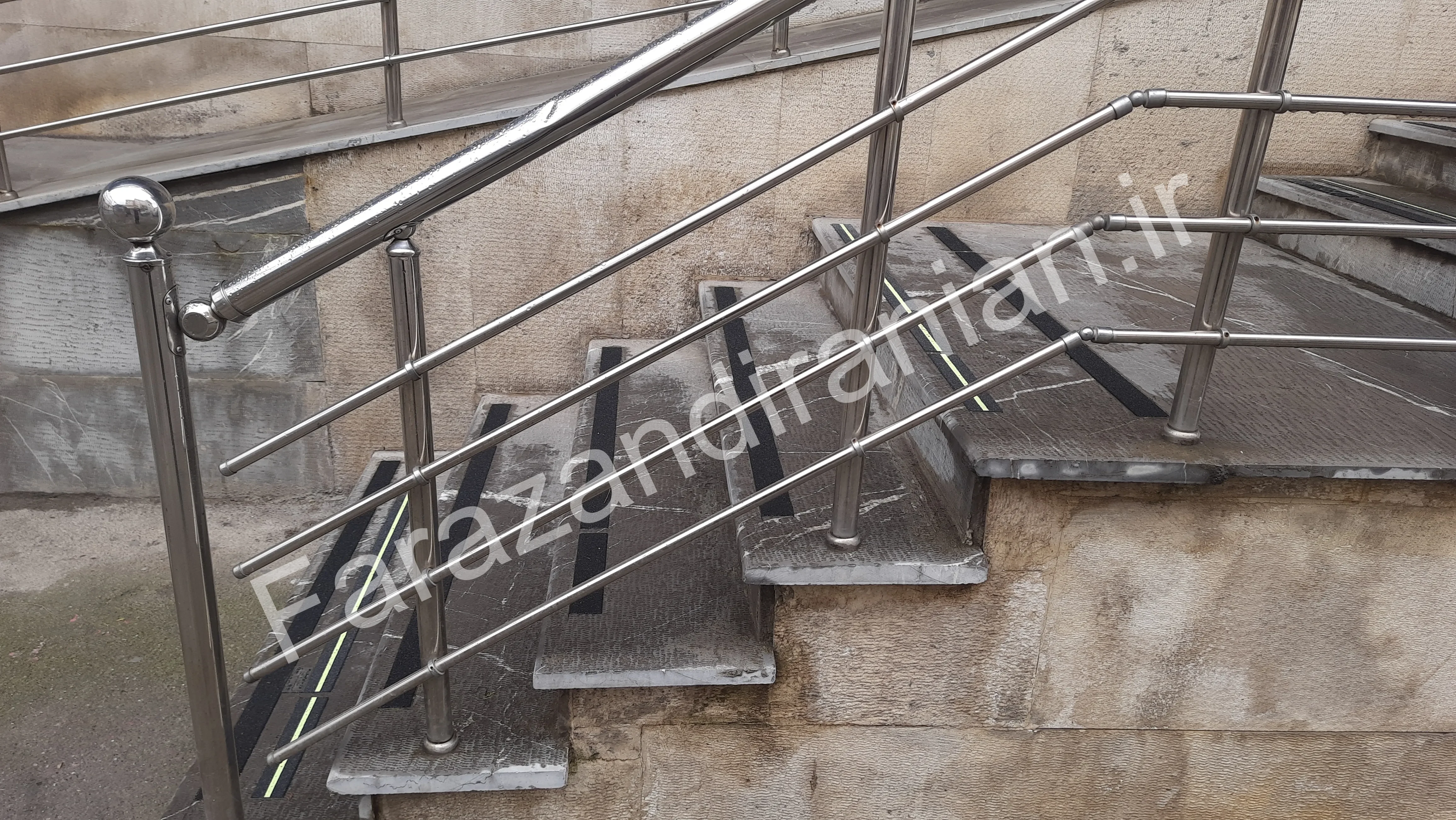 تصویر ۵۵ از اجرای نوار ضد لغزش در بیمارستان ۵ آذر گرگان