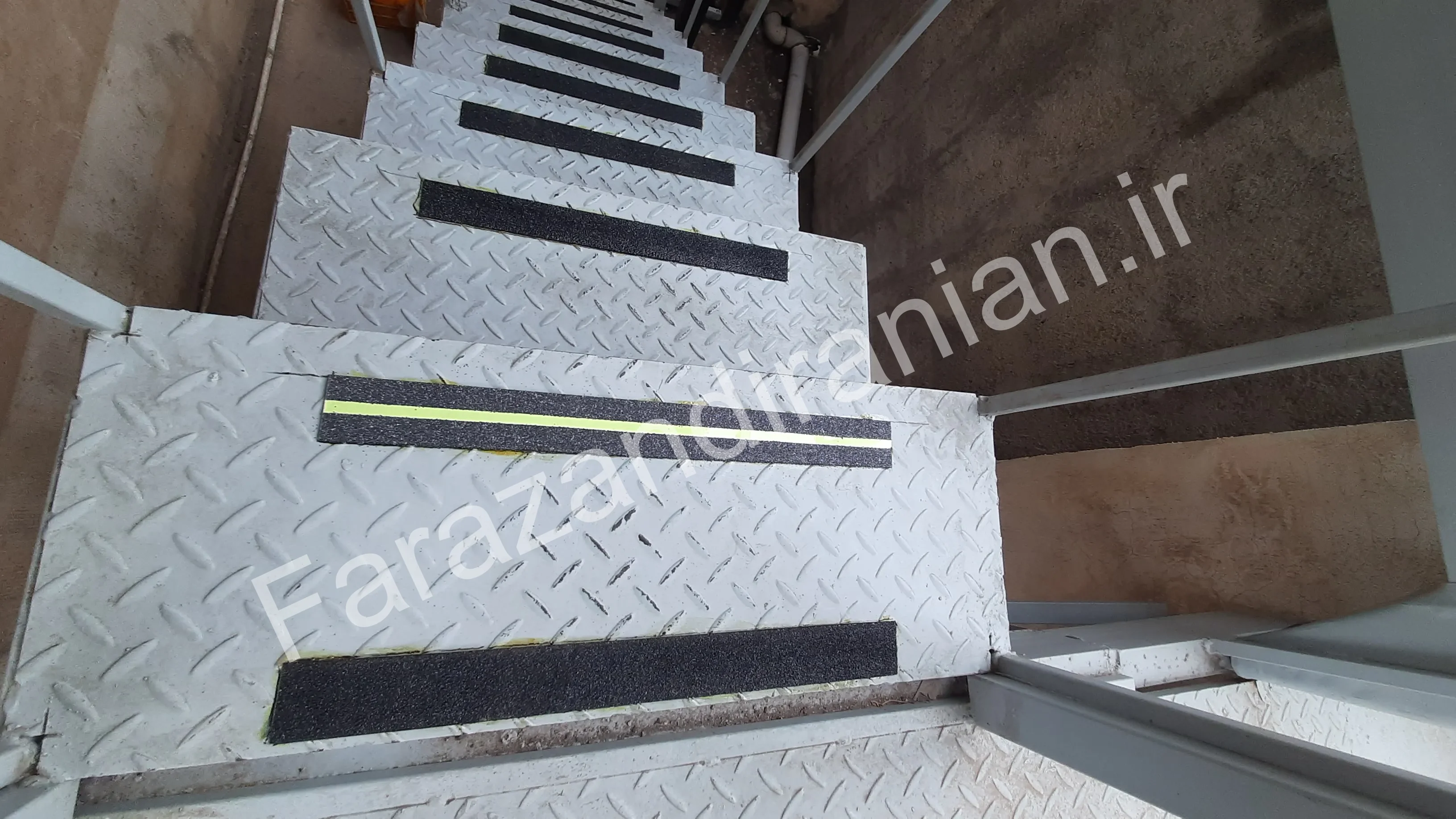 تصویر ۵۷ از اجرای نوار ضد لغزش در بیمارستان ۵ آذر گرگان