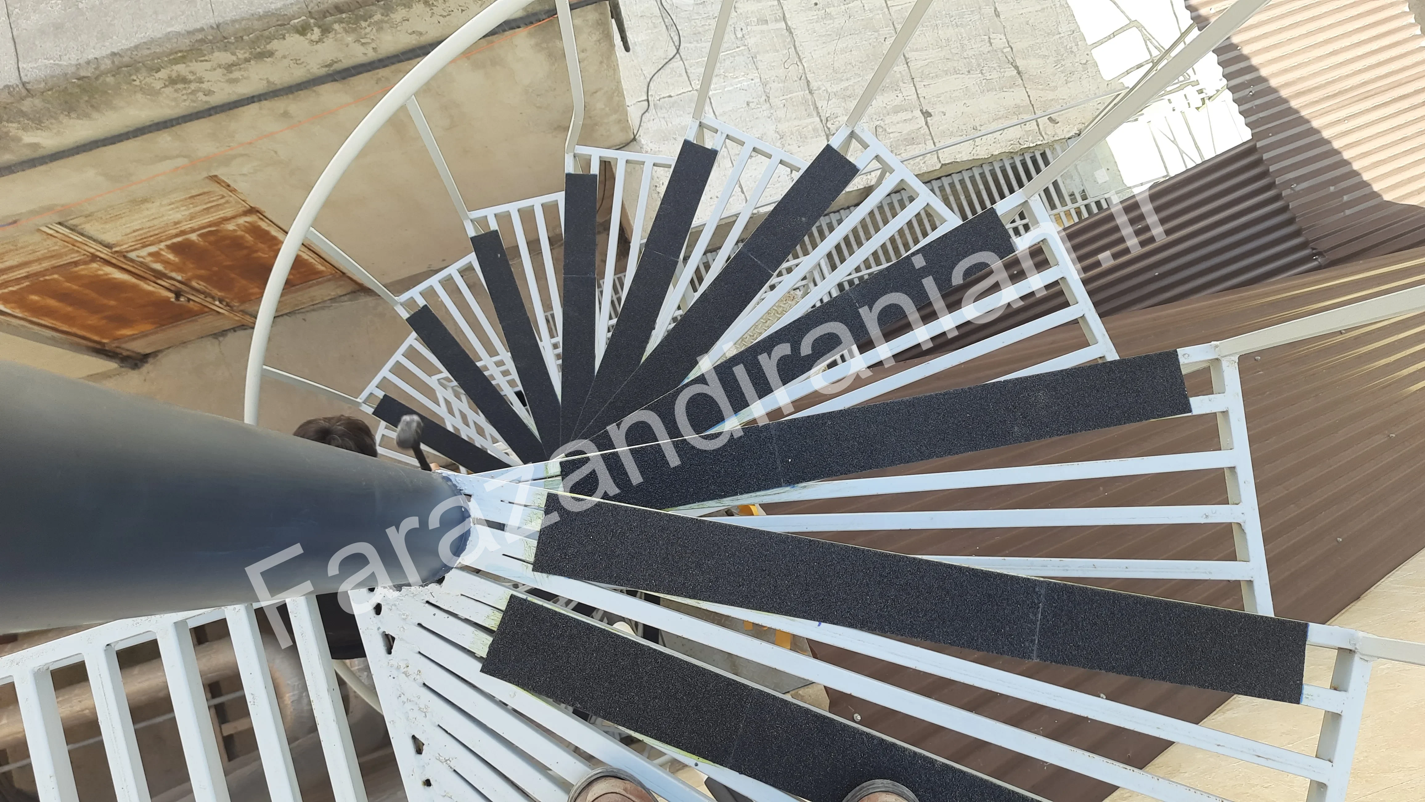 تصویر ۵۸ از اجرای نوار ضد لغزش در بیمارستان ۵ آذر گرگان