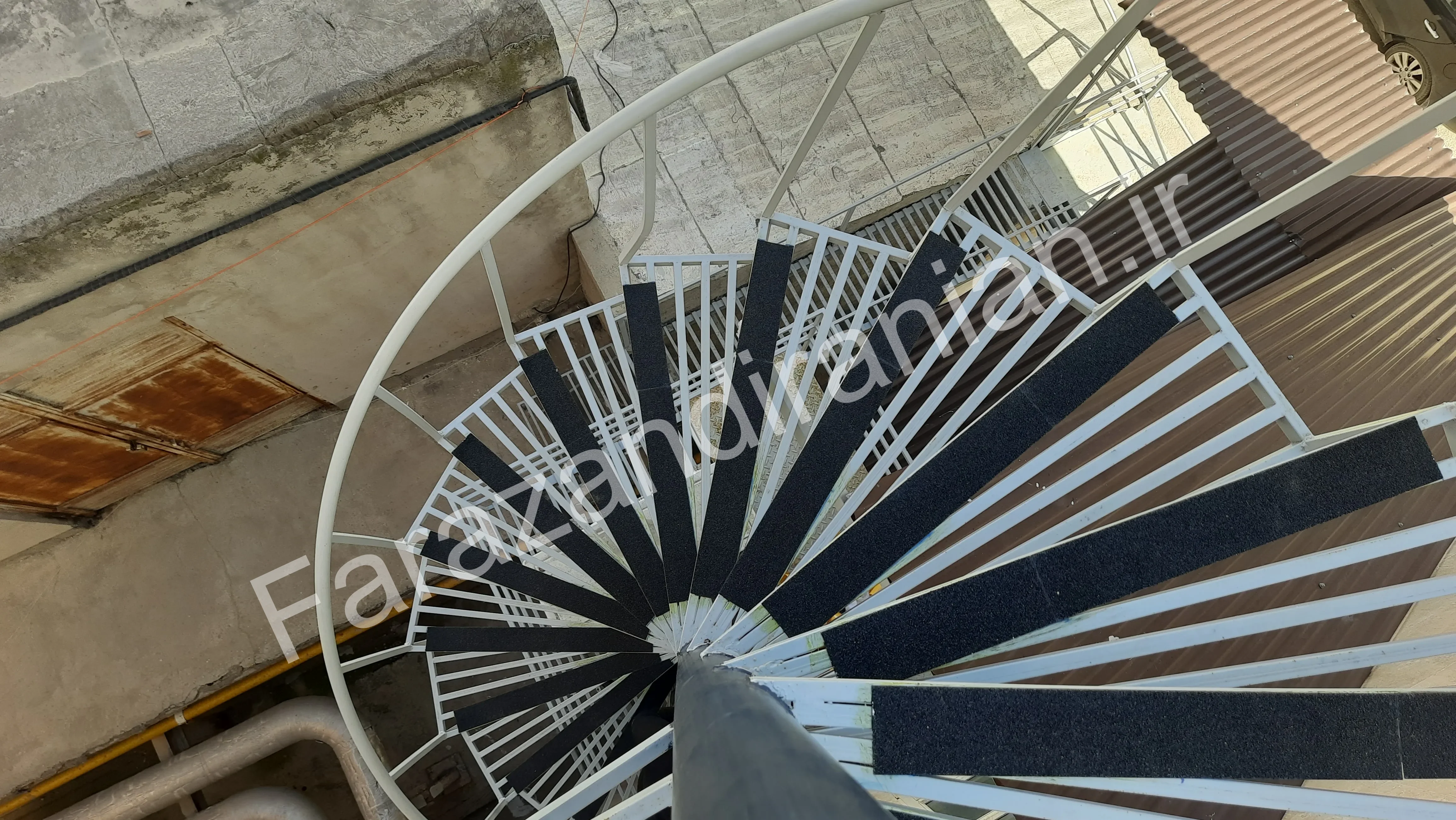 تصویر ۵۹ از اجرای نوار ضد لغزش در بیمارستان ۵ آذر گرگان