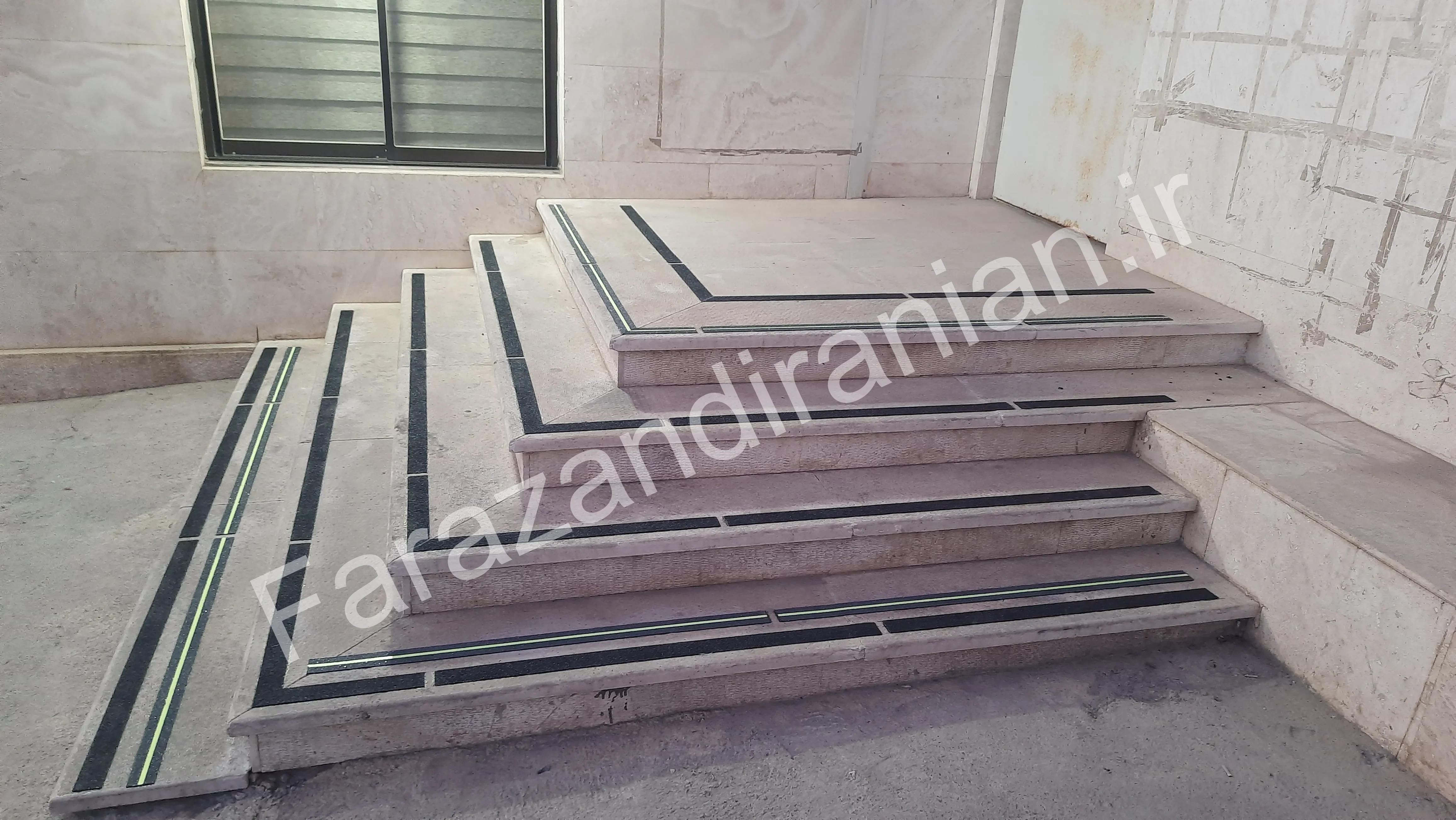 تصویر ۶۱ از اجرای نوار ضد لغزش در بیمارستان ۵ آذر گرگان