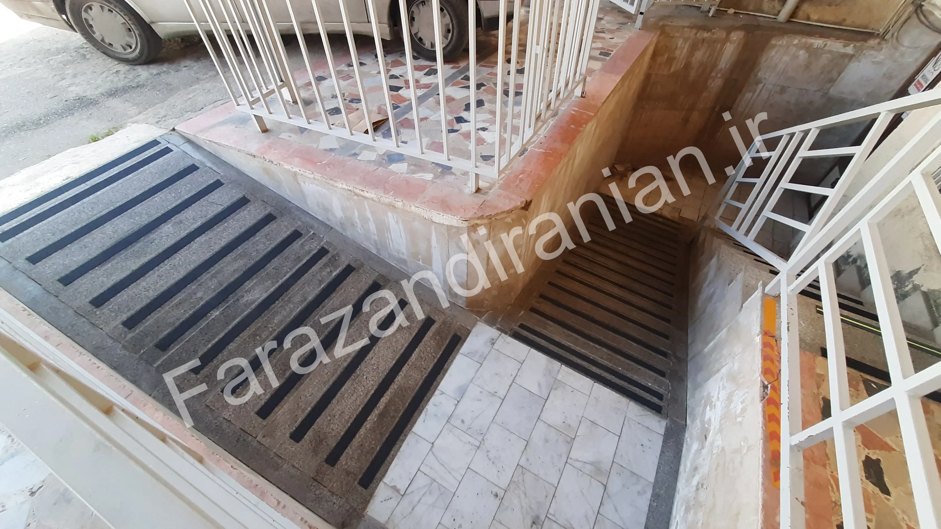 تصویر ۶۲ از اجرای نوار ضد لغزش در بیمارستان ۵ آذر گرگان