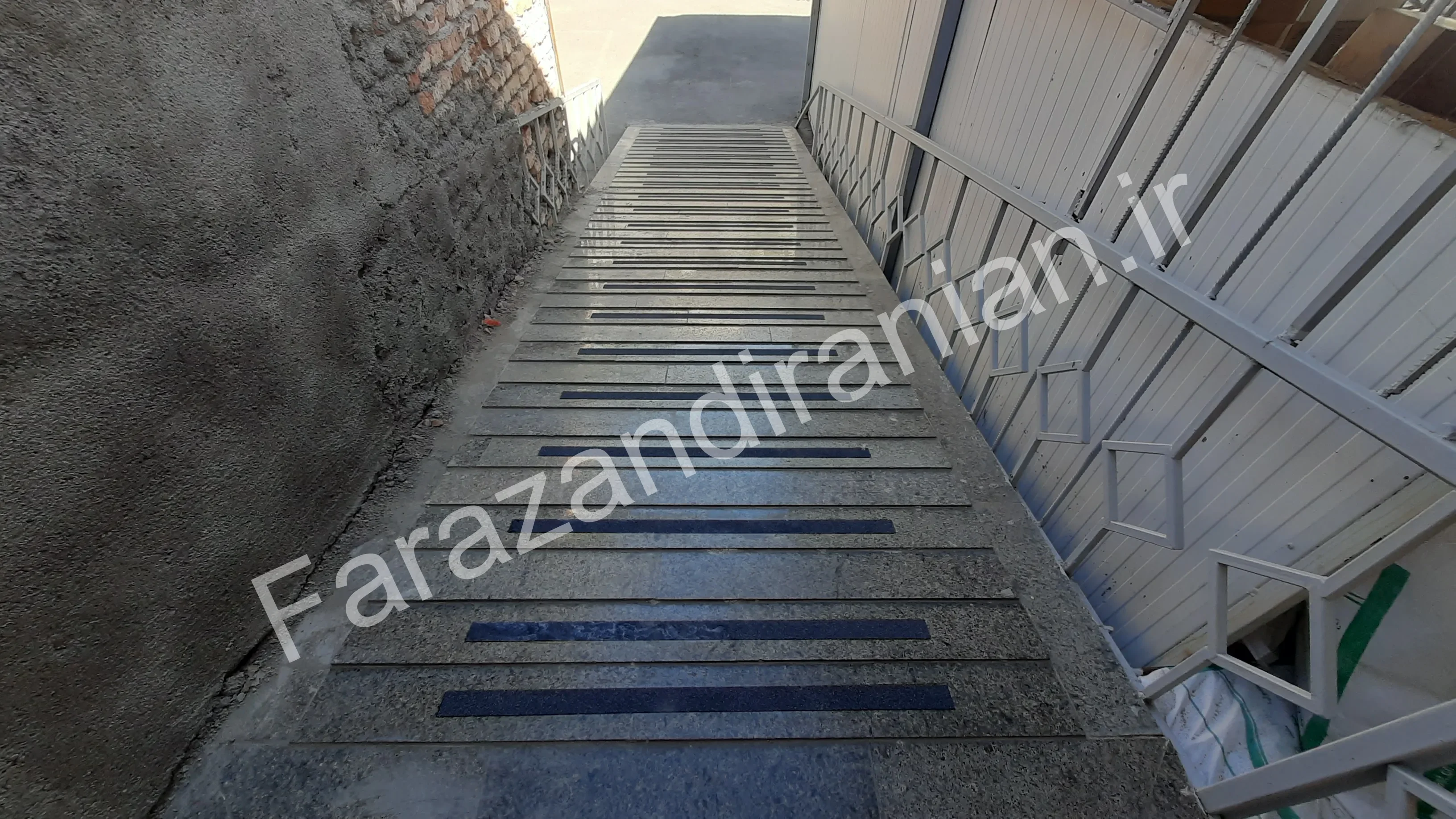 تصویر ۶۴ از اجرای نوار ضد لغزش در بیمارستان ۵ آذر گرگان
