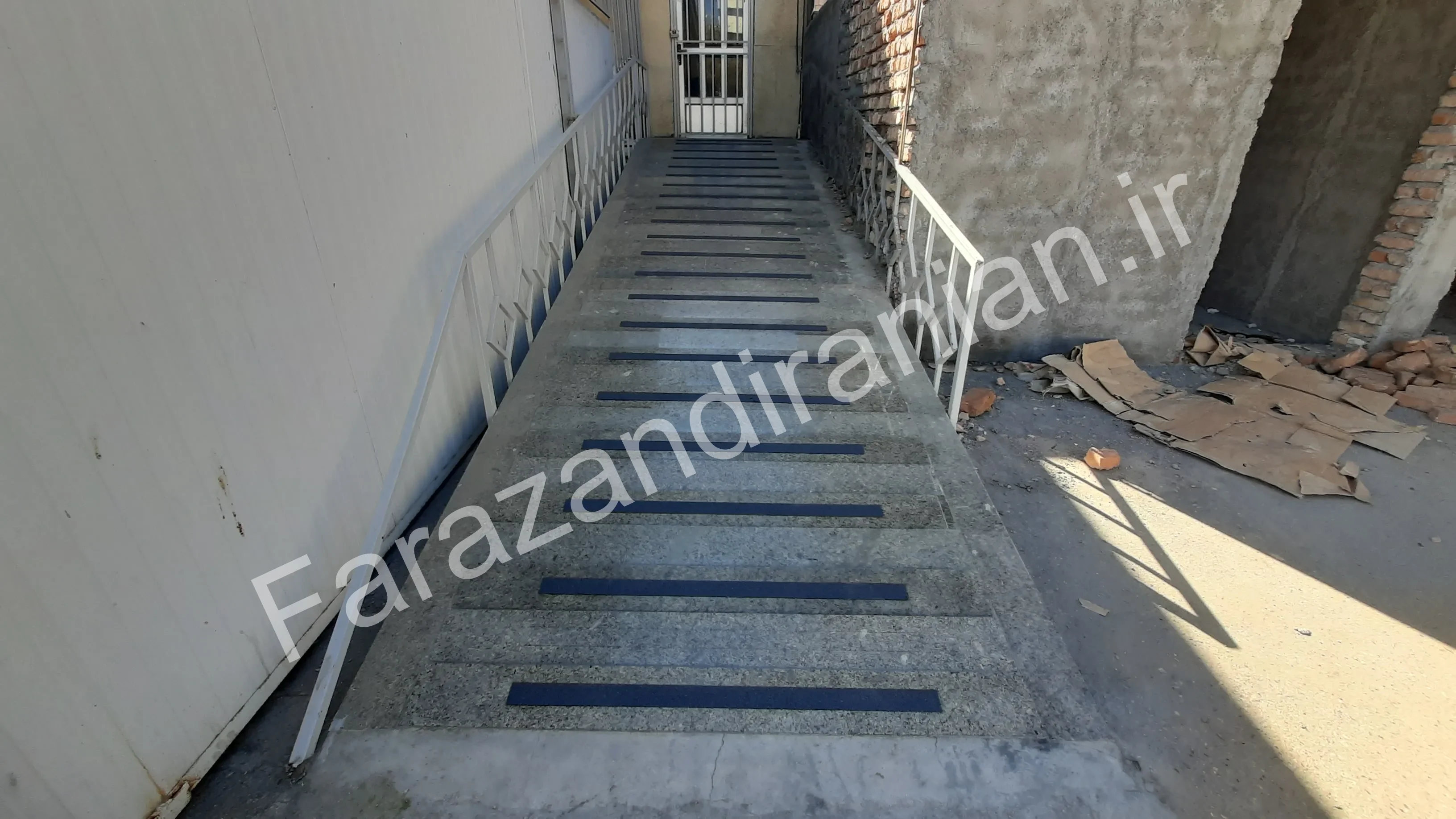 تصویر ۶۵ از اجرای نوار ضد لغزش در بیمارستان ۵ آذر گرگان