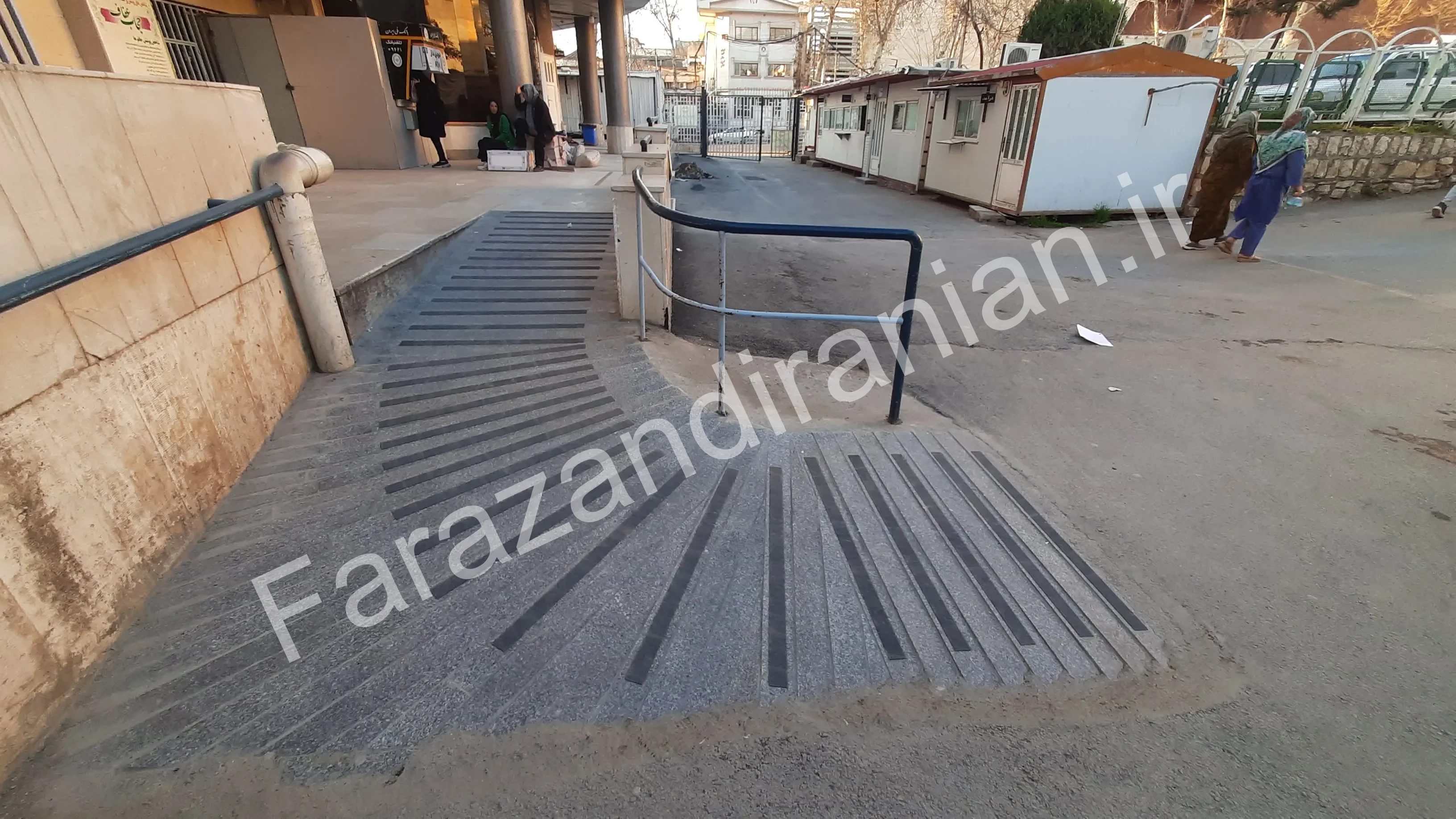 تصویر ۶۶ از اجرای نوار ضد لغزش در بیمارستان ۵ آذر گرگان