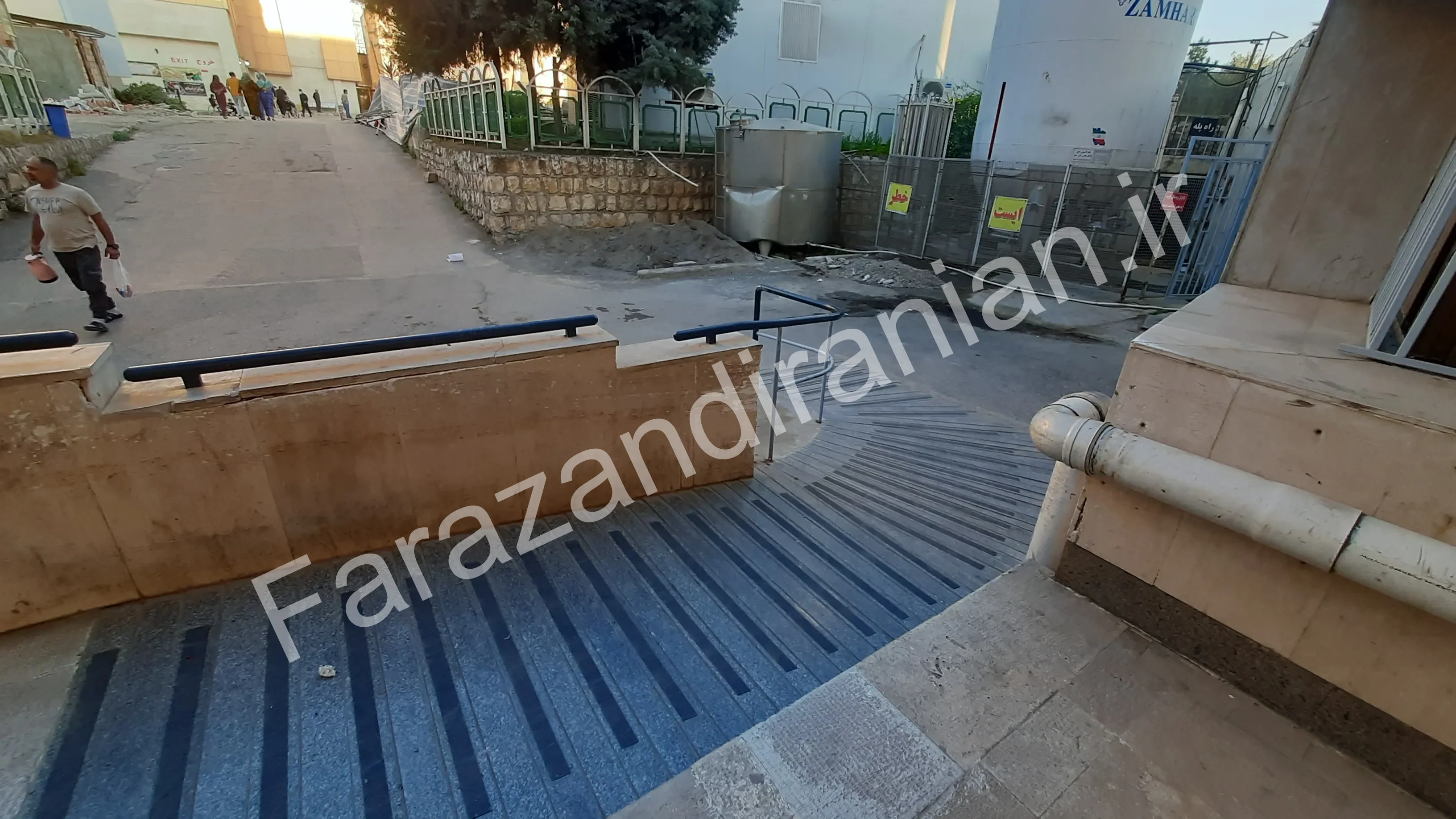 تصویر ۶۷ از اجرای نوار ضد لغزش در بیمارستان ۵ آذر گرگان
