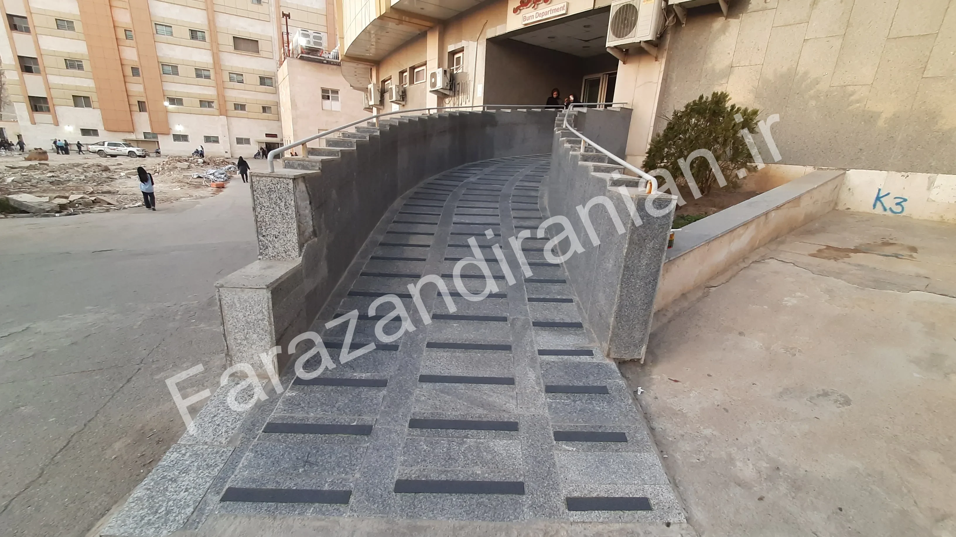 تصویر ۶۸ از اجرای نوار ضد لغزش در بیمارستان ۵ آذر گرگان