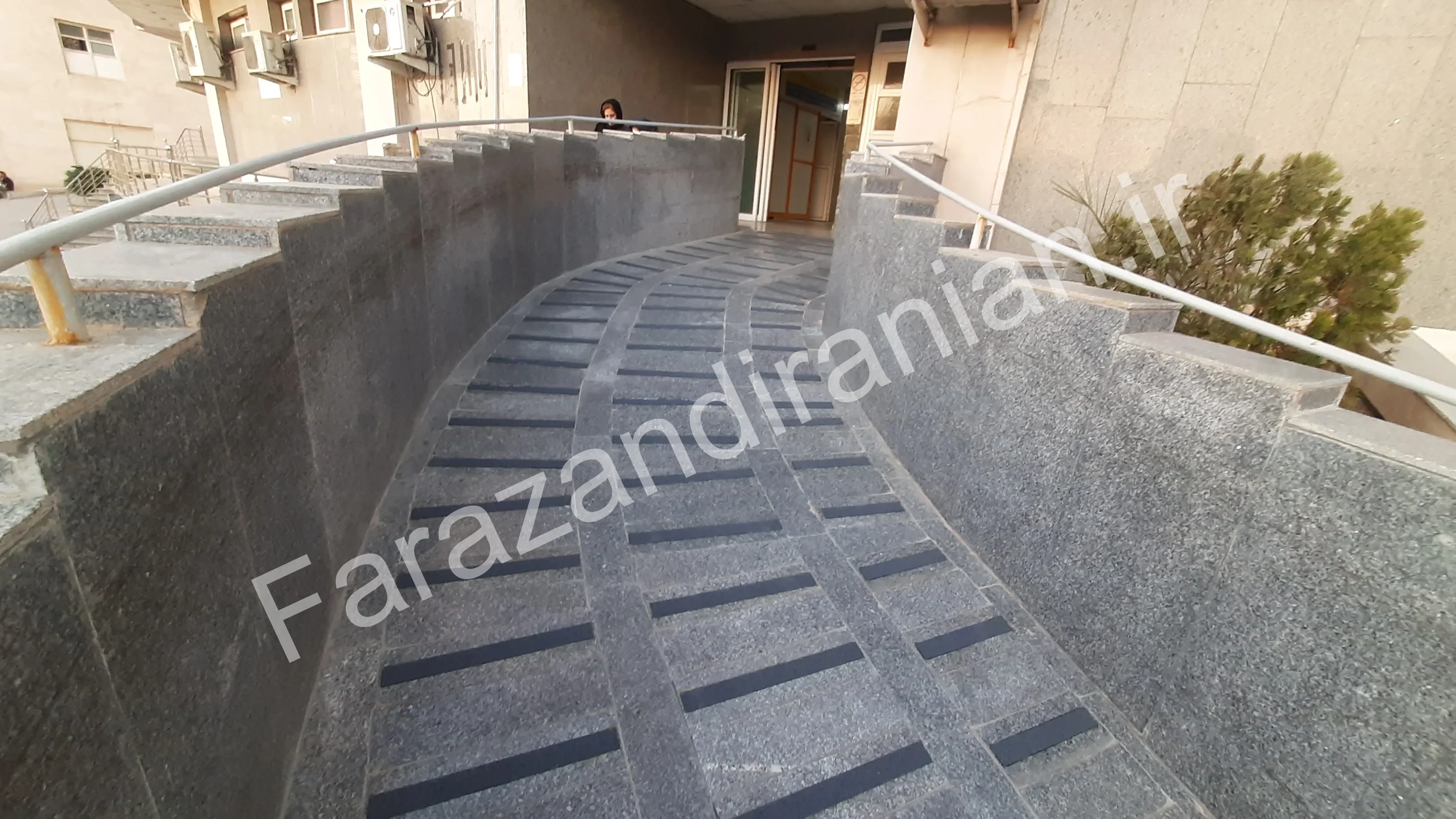 تصویر ۶۹ از اجرای نوار ضد لغزش در بیمارستان ۵ آذر گرگان