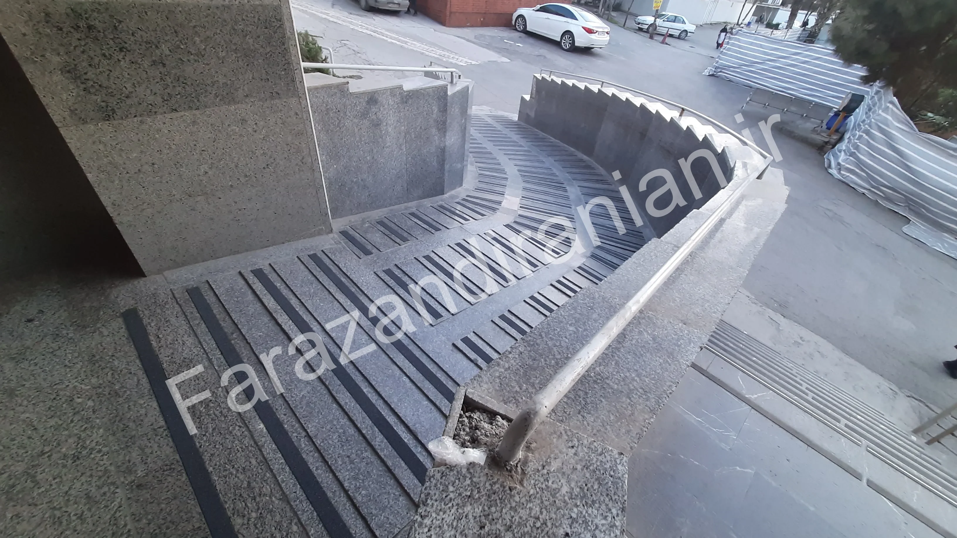تصویر ۷۲ از اجرای نوار ضد لغزش در بیمارستان ۵ آذر گرگان