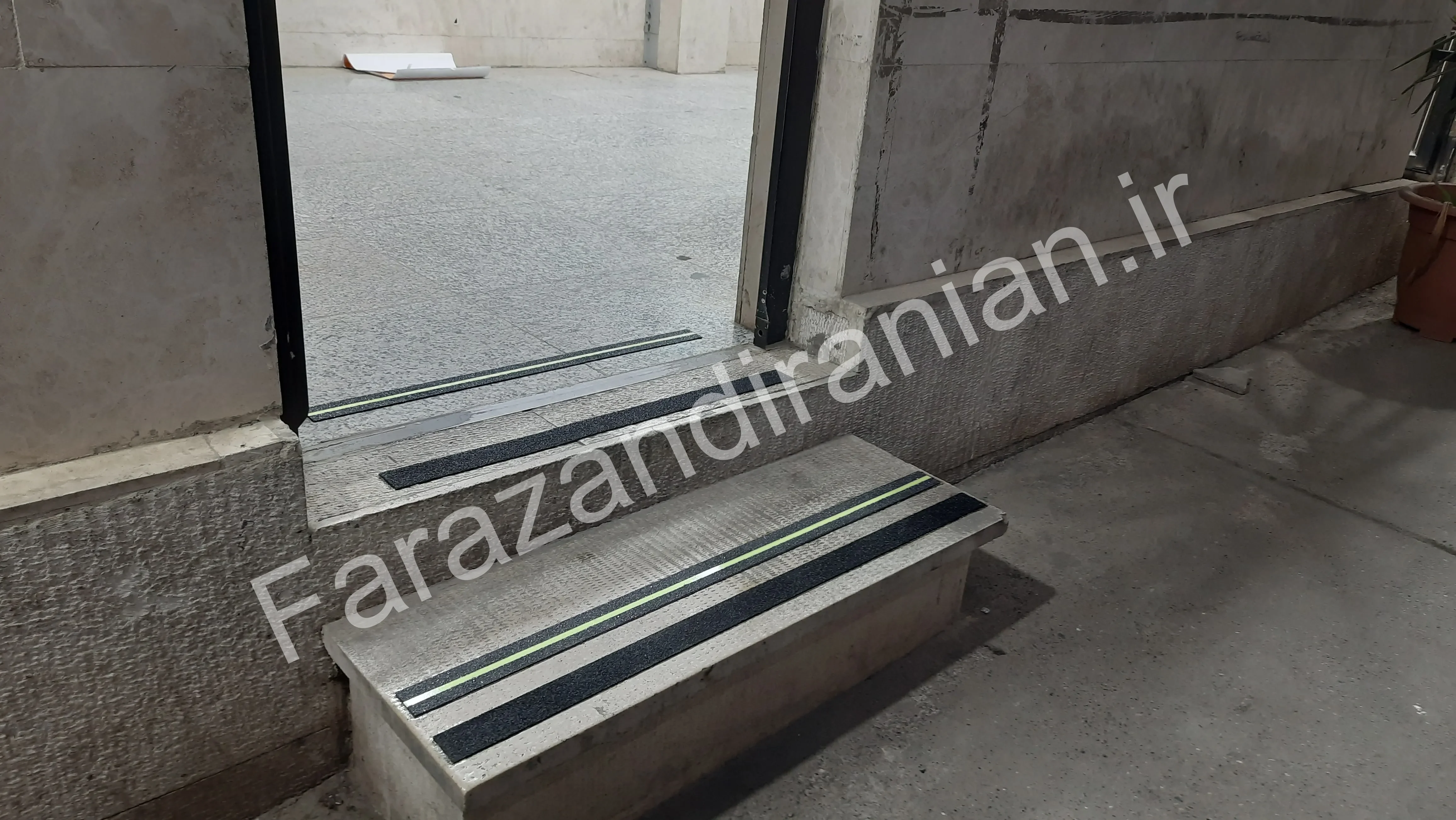 تصویر ۷۳ از اجرای نوار ضد لغزش در بیمارستان ۵ آذر گرگان