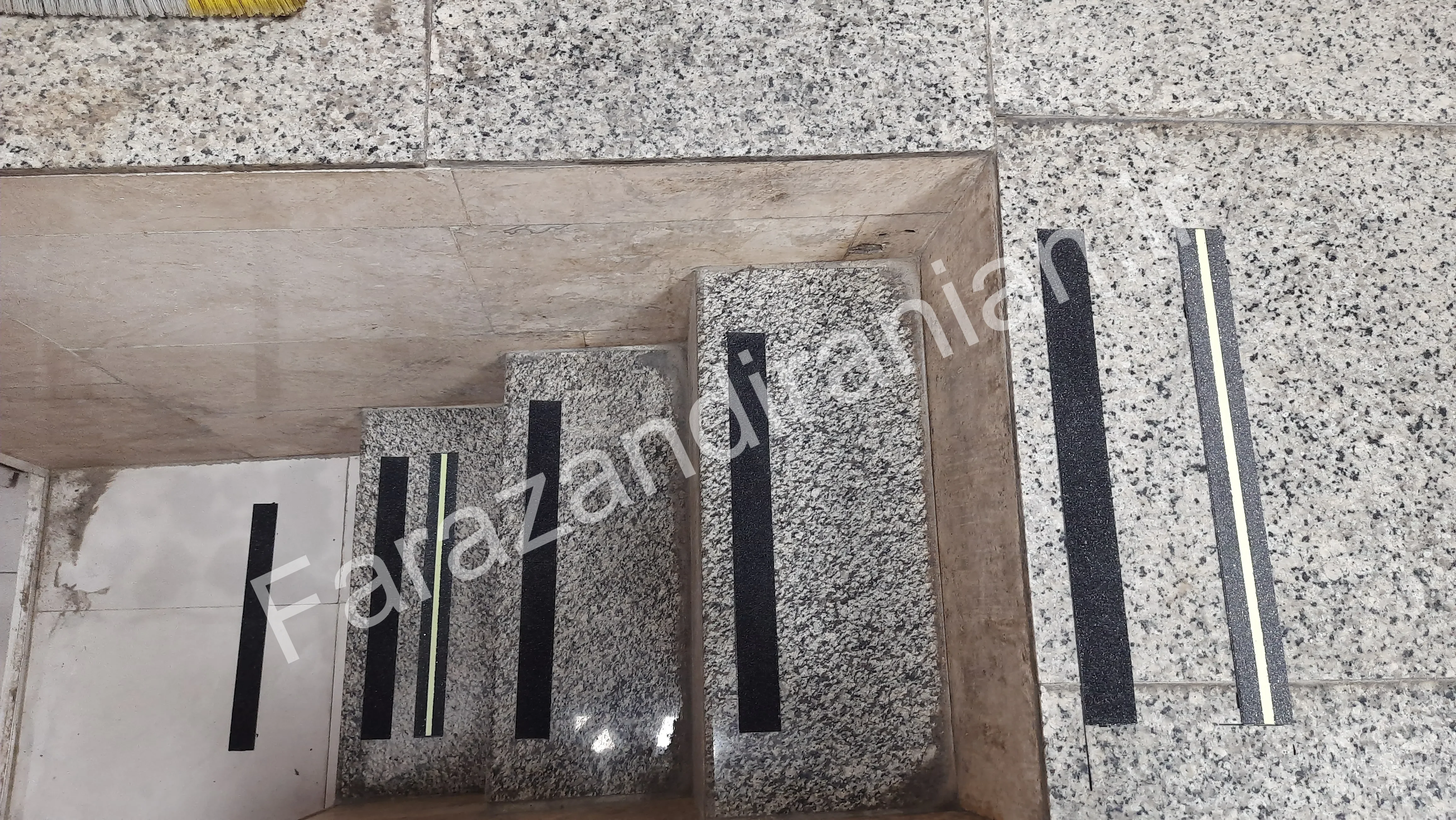 تصویر ۷۴ از اجرای نوار ضد لغزش در بیمارستان ۵ آذر گرگان