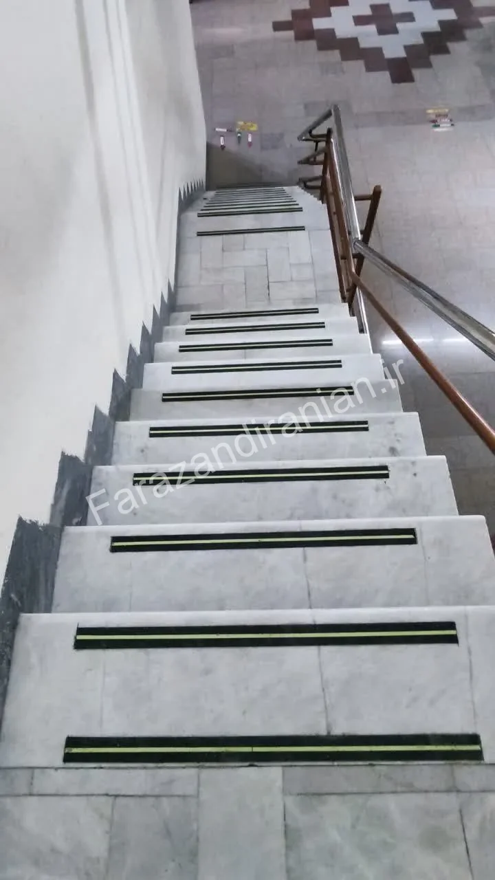 تصویر ۳ از اجرای نوار ضد لغزش در بیمارستان افضلی‌پور کرمان