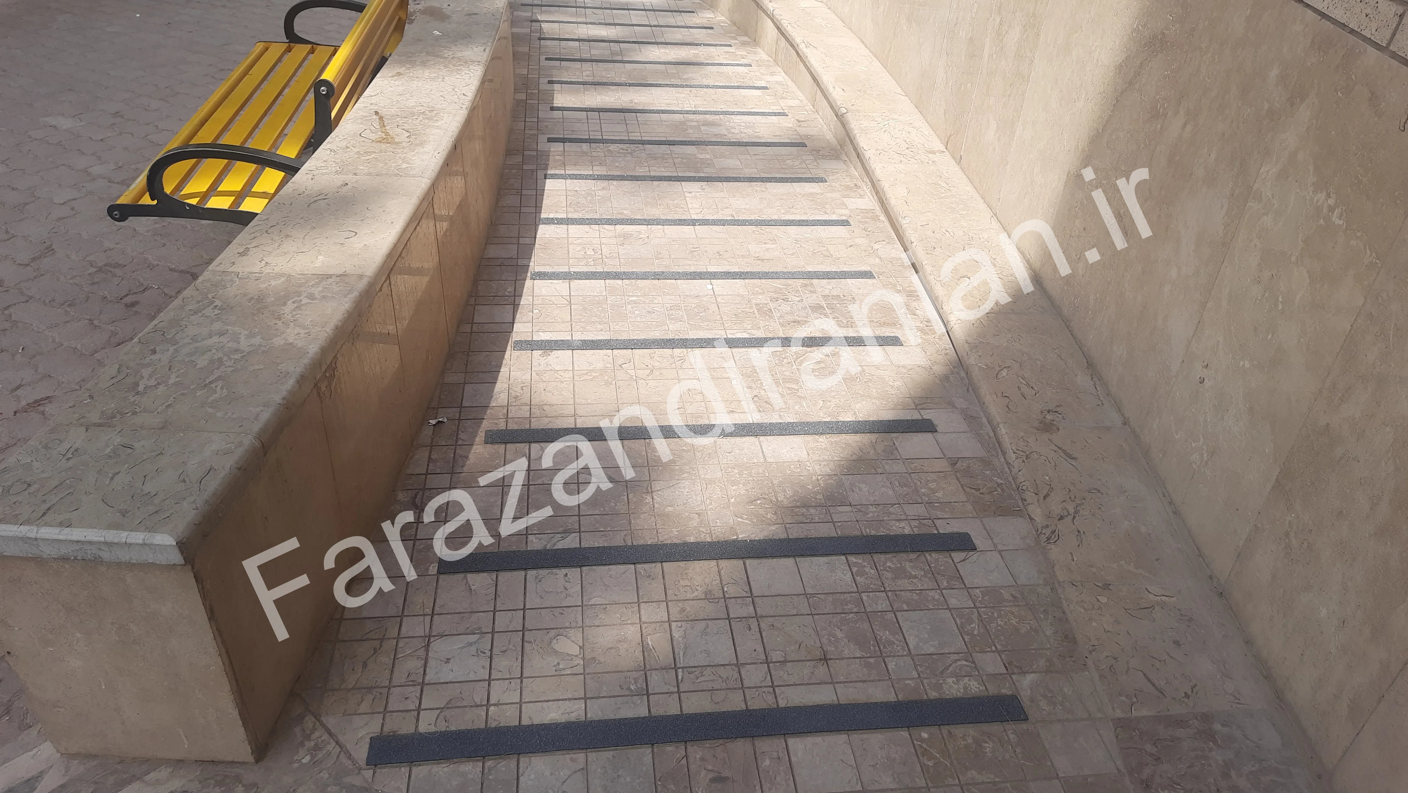 تصویر ۷ از اجرای نوار ضد لغزش در بیمارستان افضلی‌پور کرمان