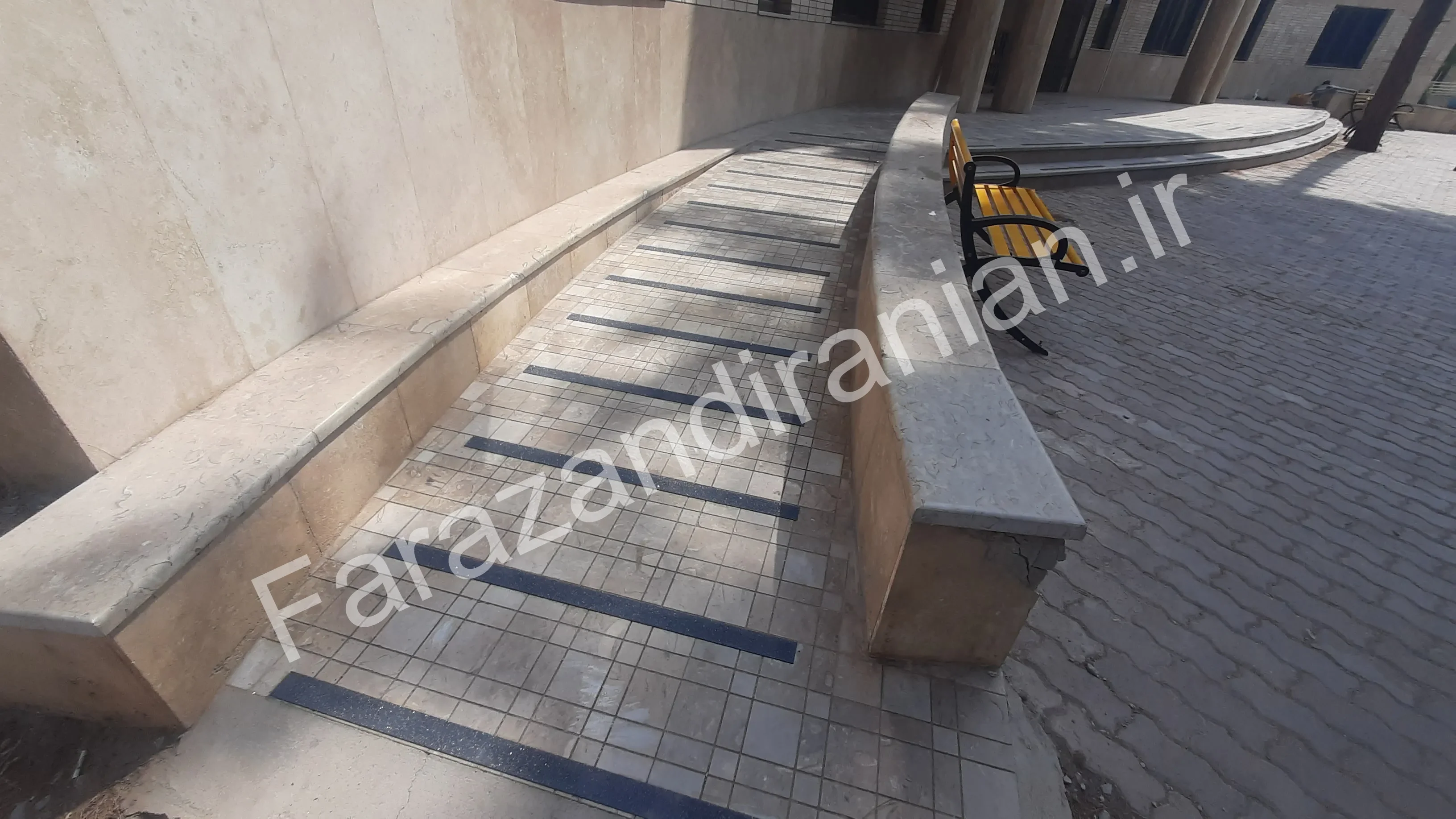 تصویر ۸ از اجرای نوار ضد لغزش در بیمارستان افضلی‌پور کرمان