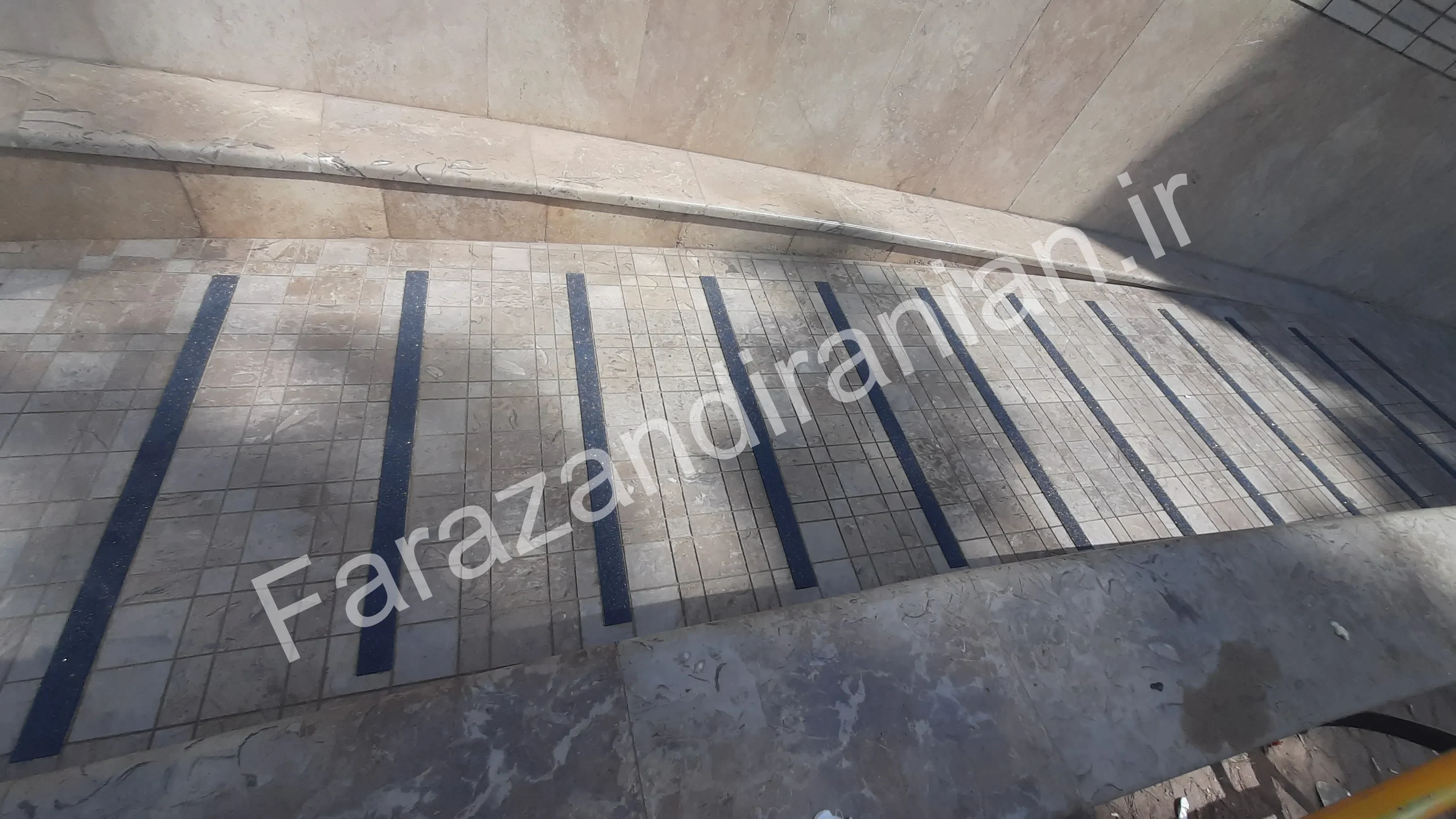 تصویر ۹ از اجرای نوار ضد لغزش در بیمارستان افضلی‌پور کرمان