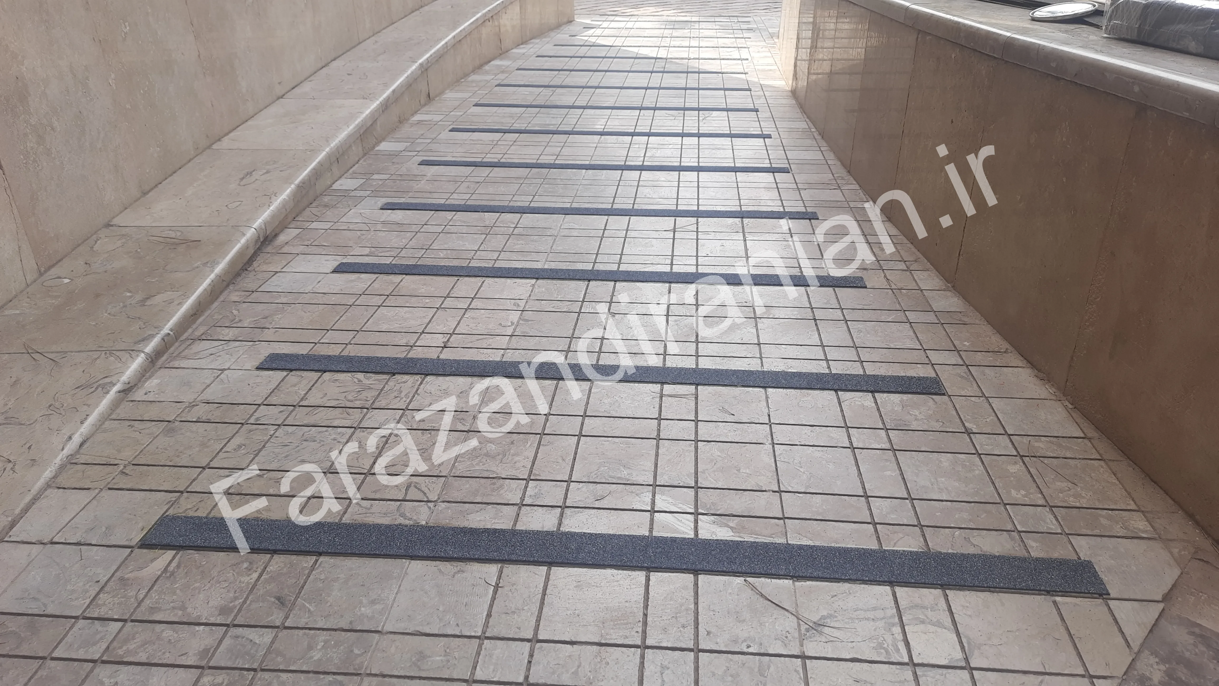 تصویر ۱۰ از اجرای نوار ضد لغزش در بیمارستان افضلی‌پور کرمان
