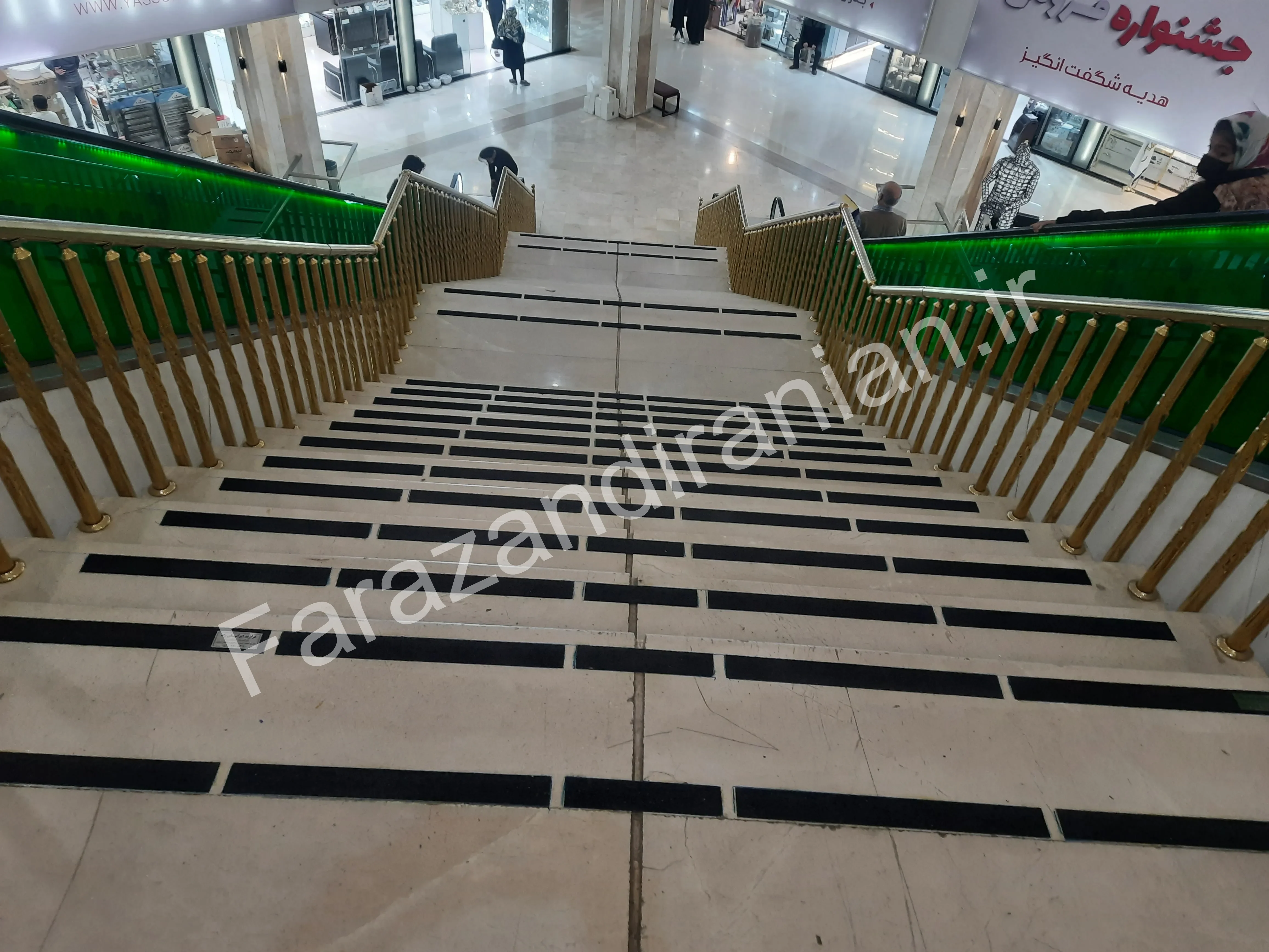 تصویر ۶ از اجرای نوار ضد لغزش در بازار بزرگ اطلس