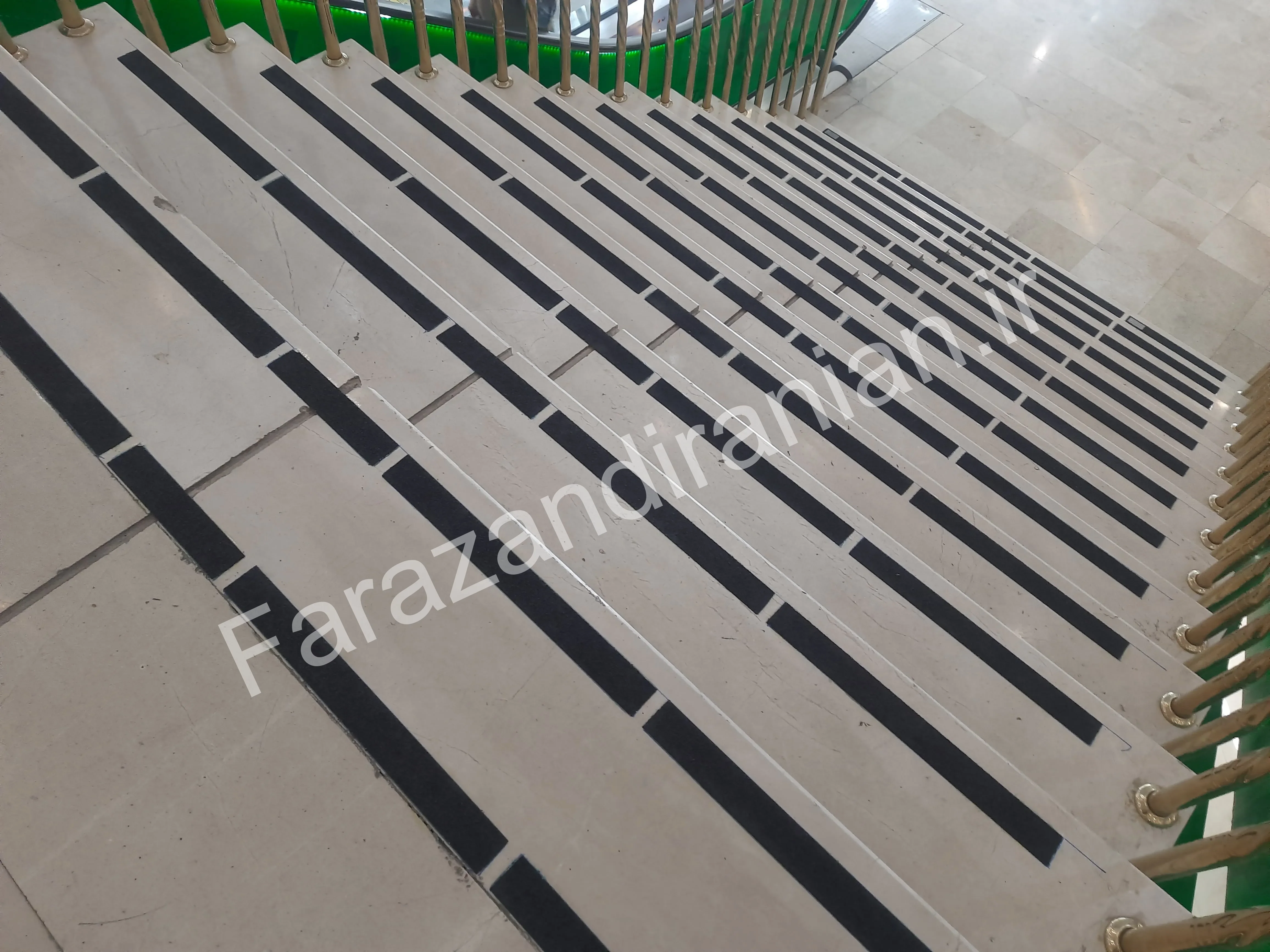 تصویر ۷ از اجرای نوار ضد لغزش در بازار بزرگ اطلس