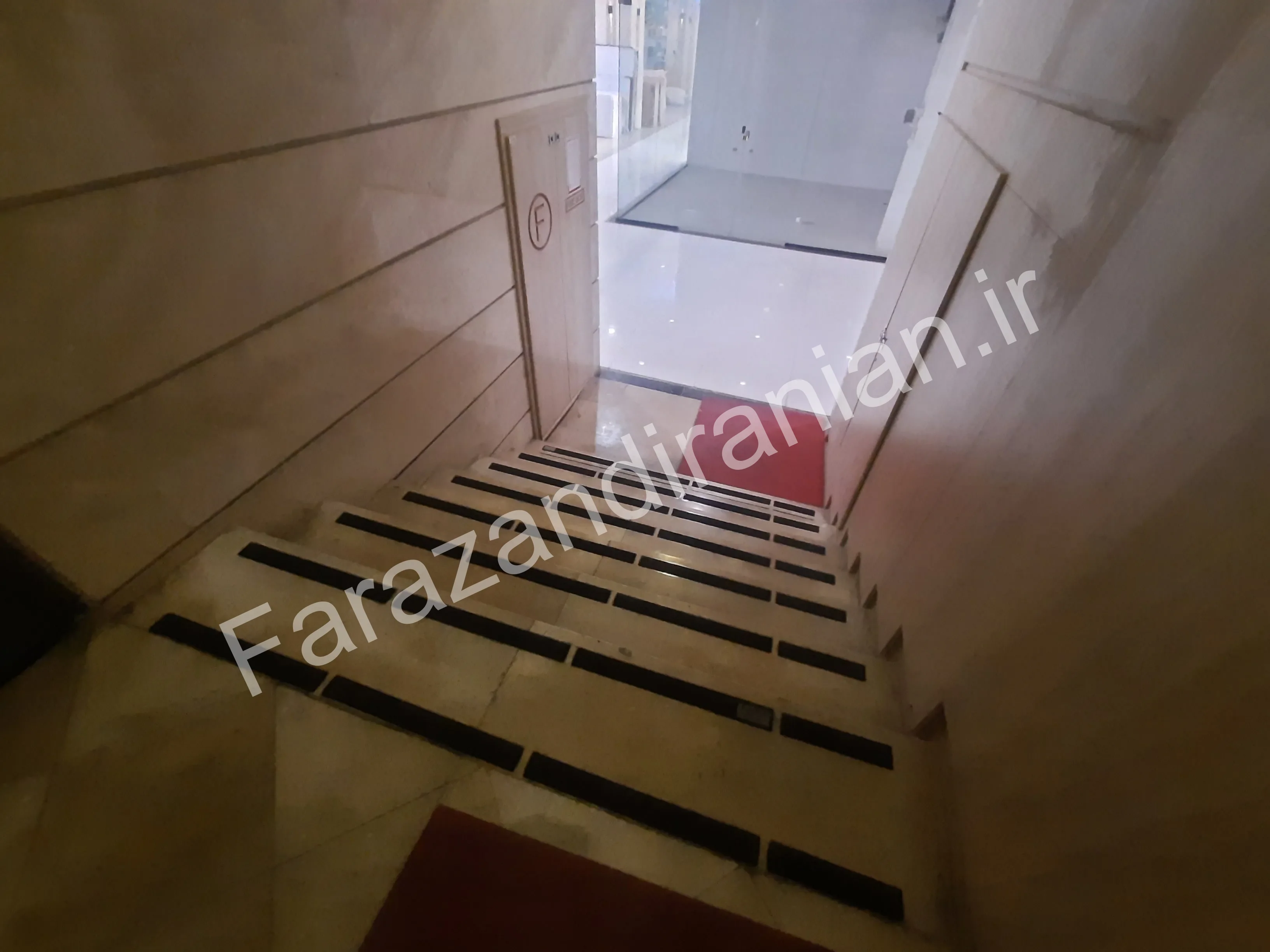 تصویر ۱۰ از اجرای نوار ضد لغزش در بازار بزرگ اطلس
