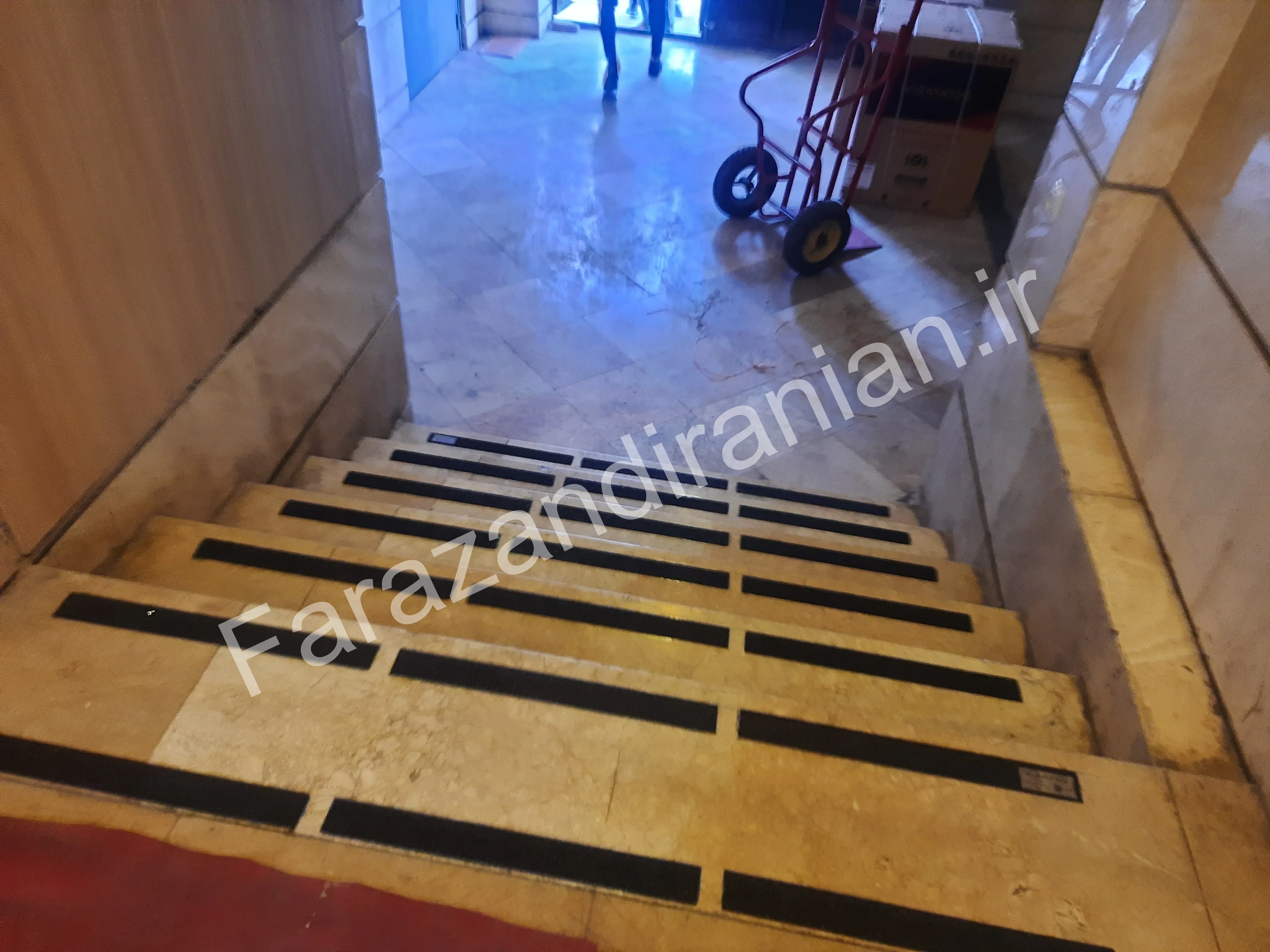 تصویر ۱۱ از اجرای نوار ضد لغزش در بازار بزرگ اطلس