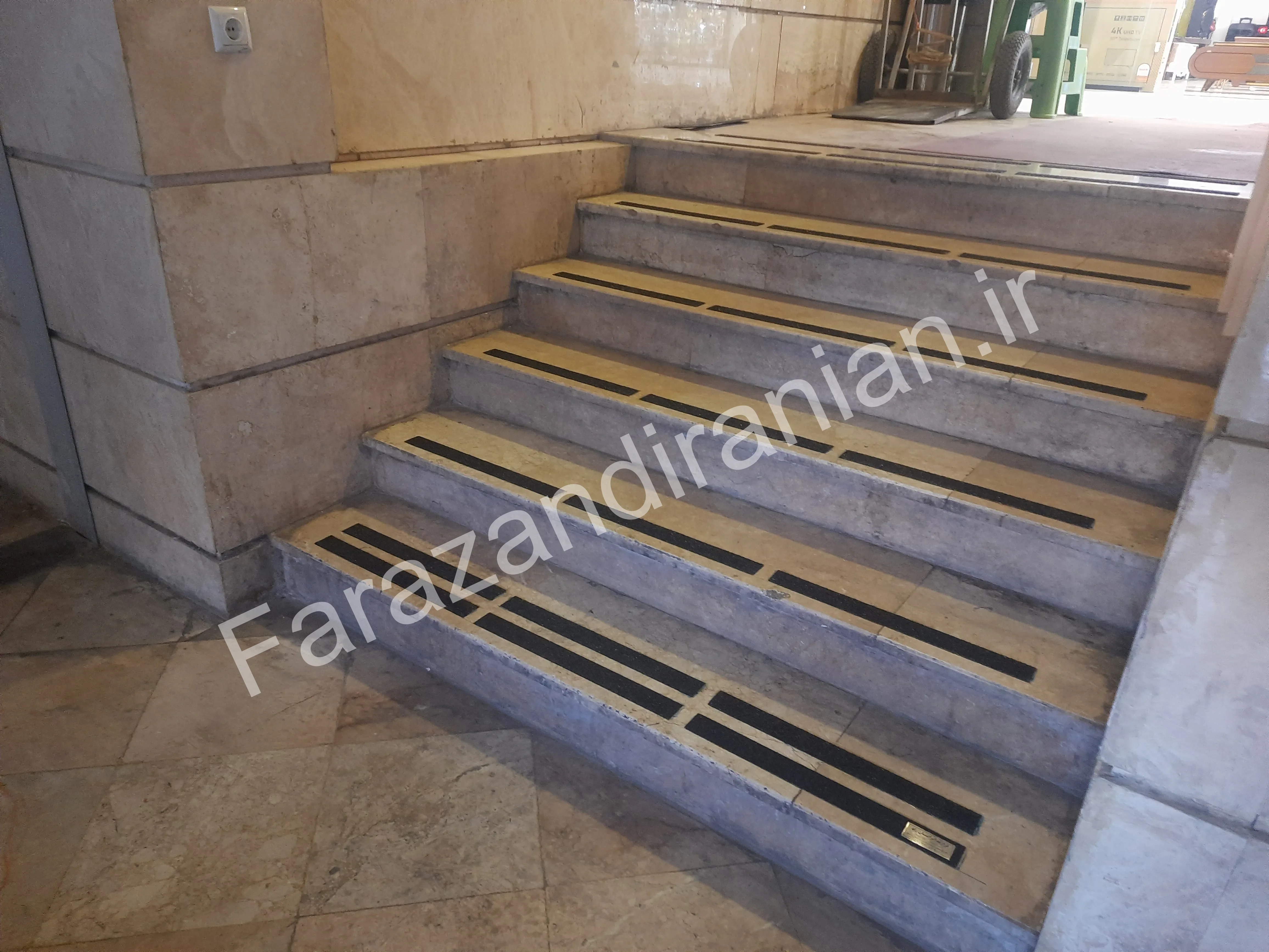 تصویر ۱۲ از اجرای نوار ضد لغزش در بازار بزرگ اطلس