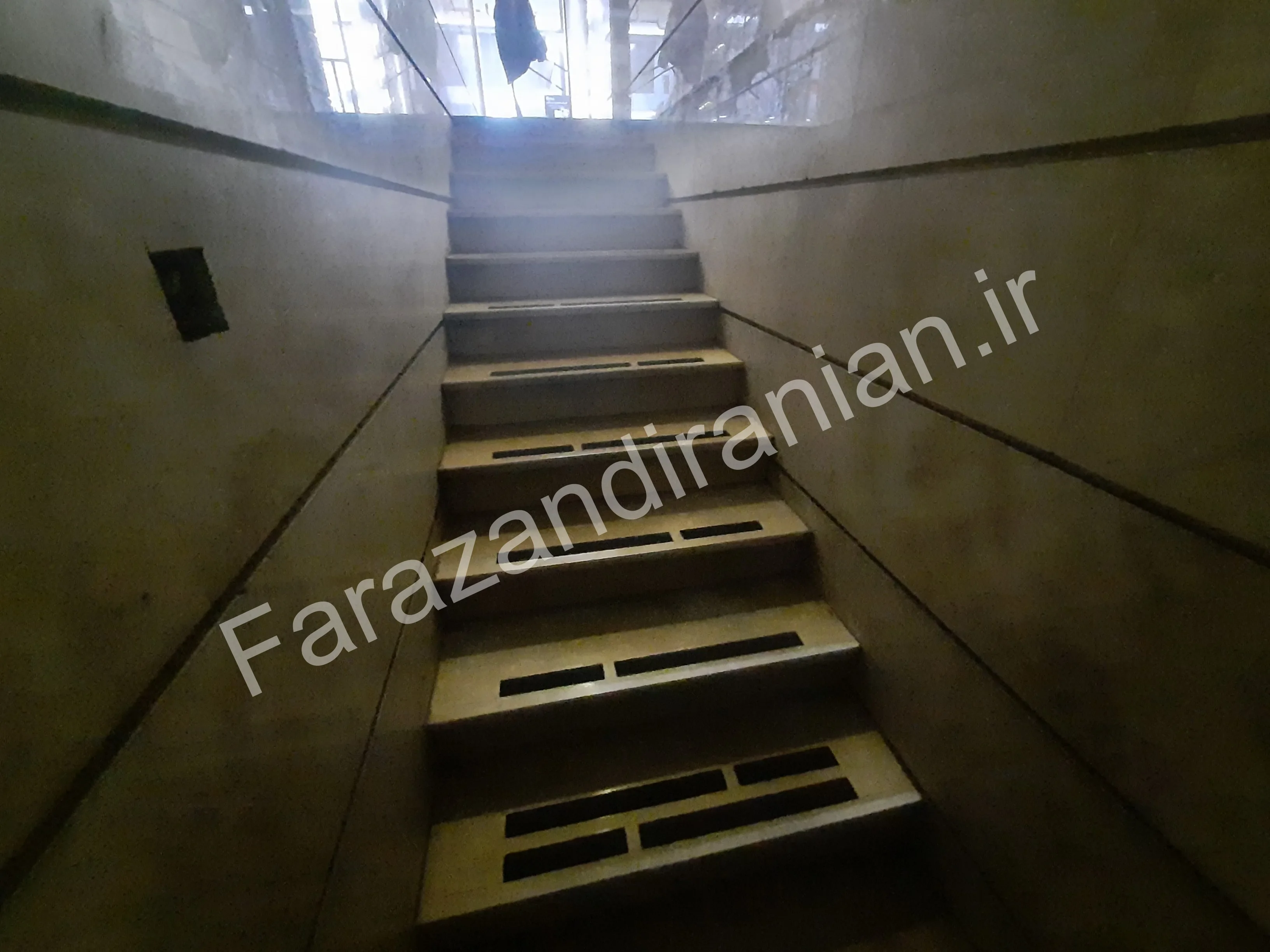 تصویر ۱۳ از اجرای نوار ضد لغزش در بازار بزرگ اطلس