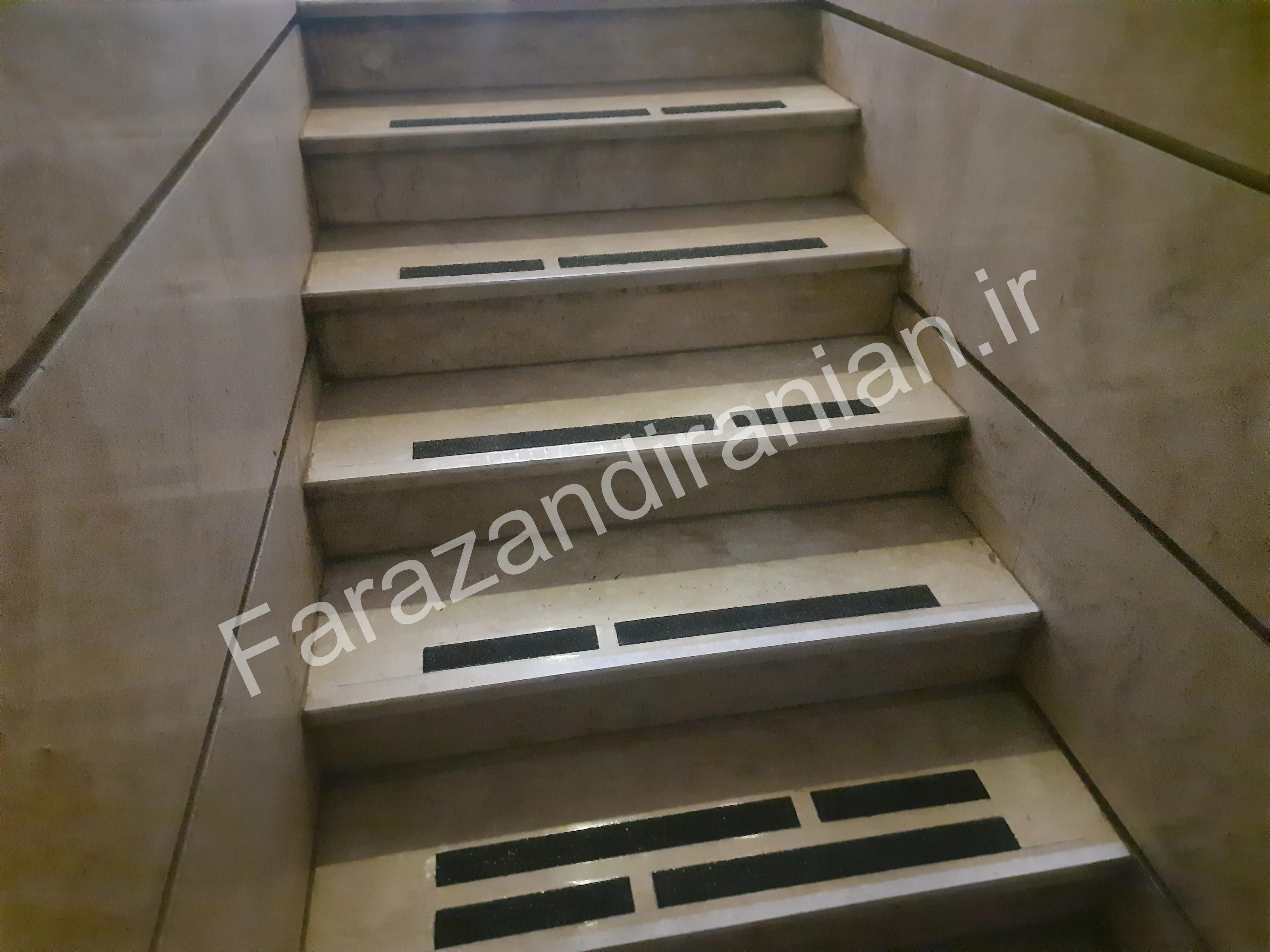 تصویر ۱۴ از اجرای نوار ضد لغزش در بازار بزرگ اطلس