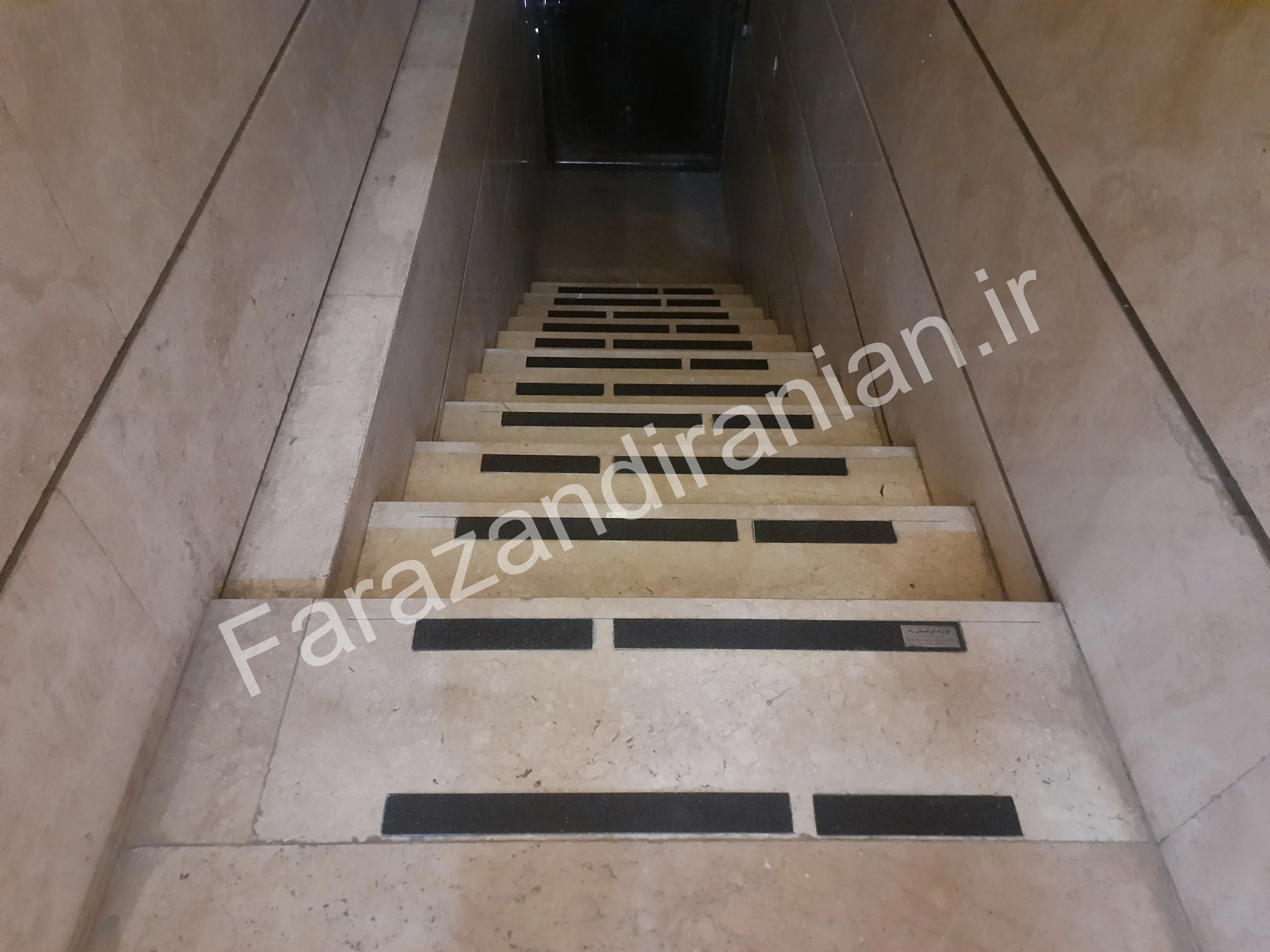 تصویر ۱۵ از اجرای نوار ضد لغزش در بازار بزرگ اطلس