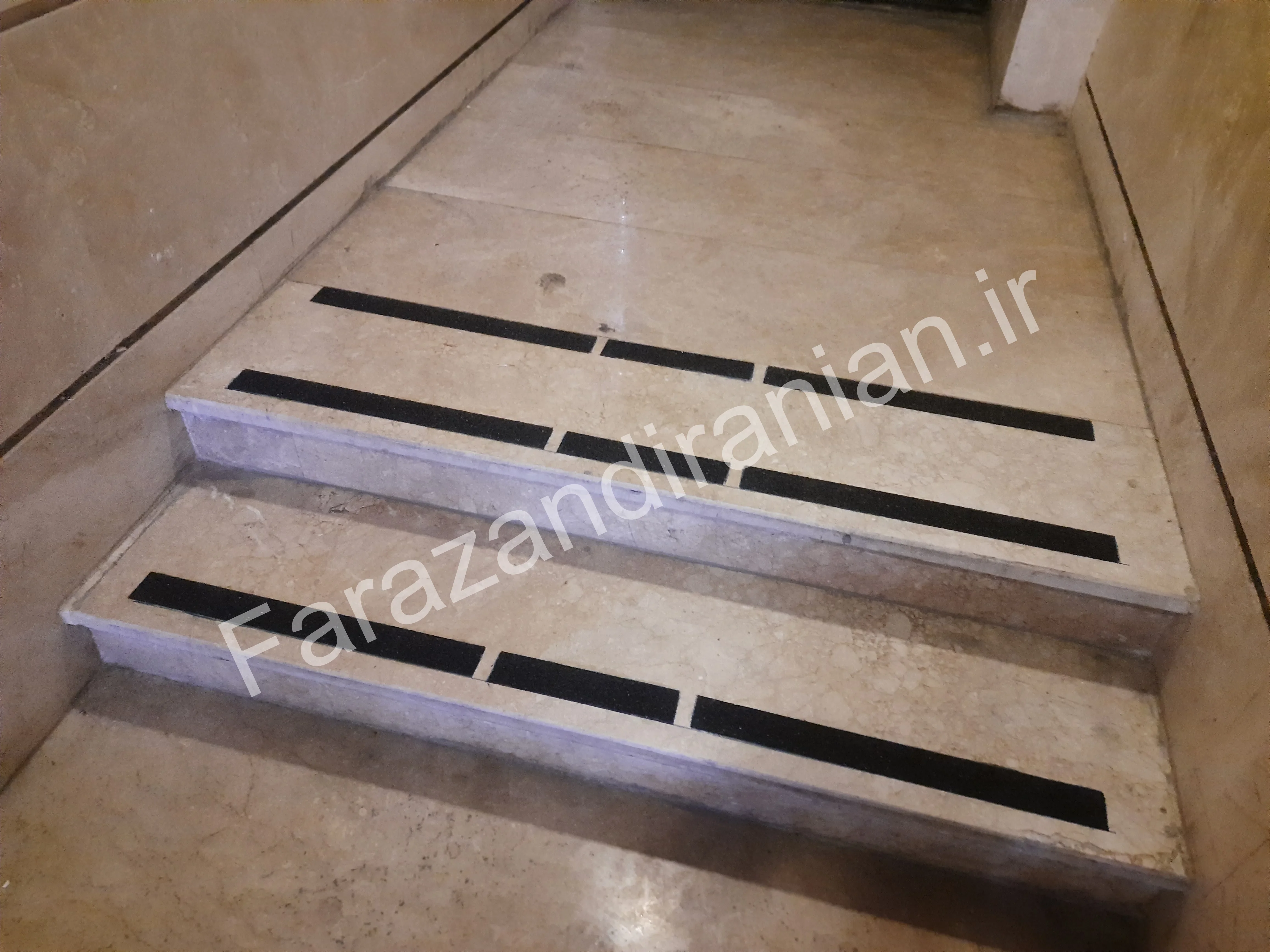 تصویر ۱۶ از اجرای نوار ضد لغزش در بازار بزرگ اطلس