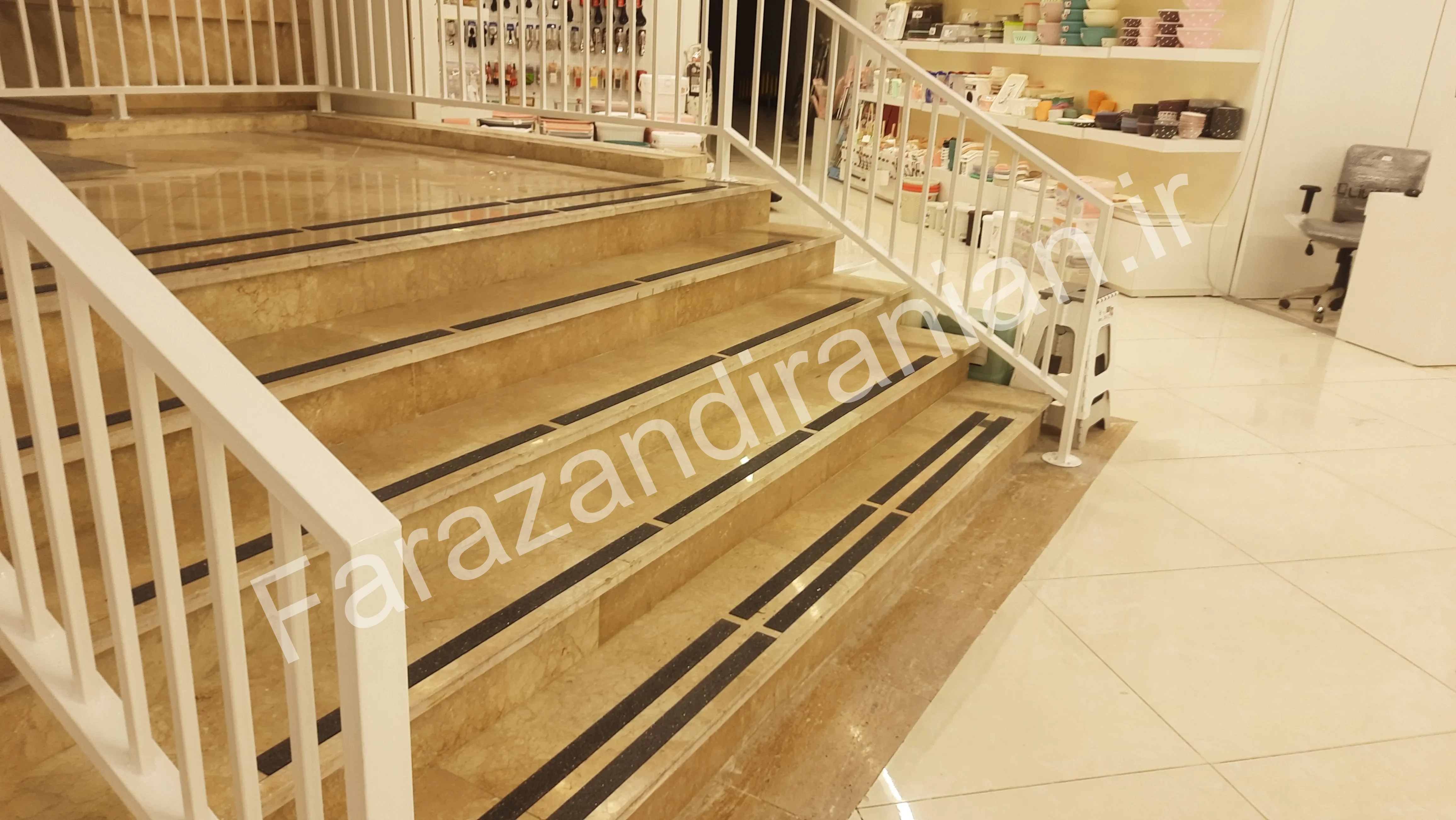 تصویر ۲۱ از اجرای نوار ضد لغزش در بازار بزرگ اطلس