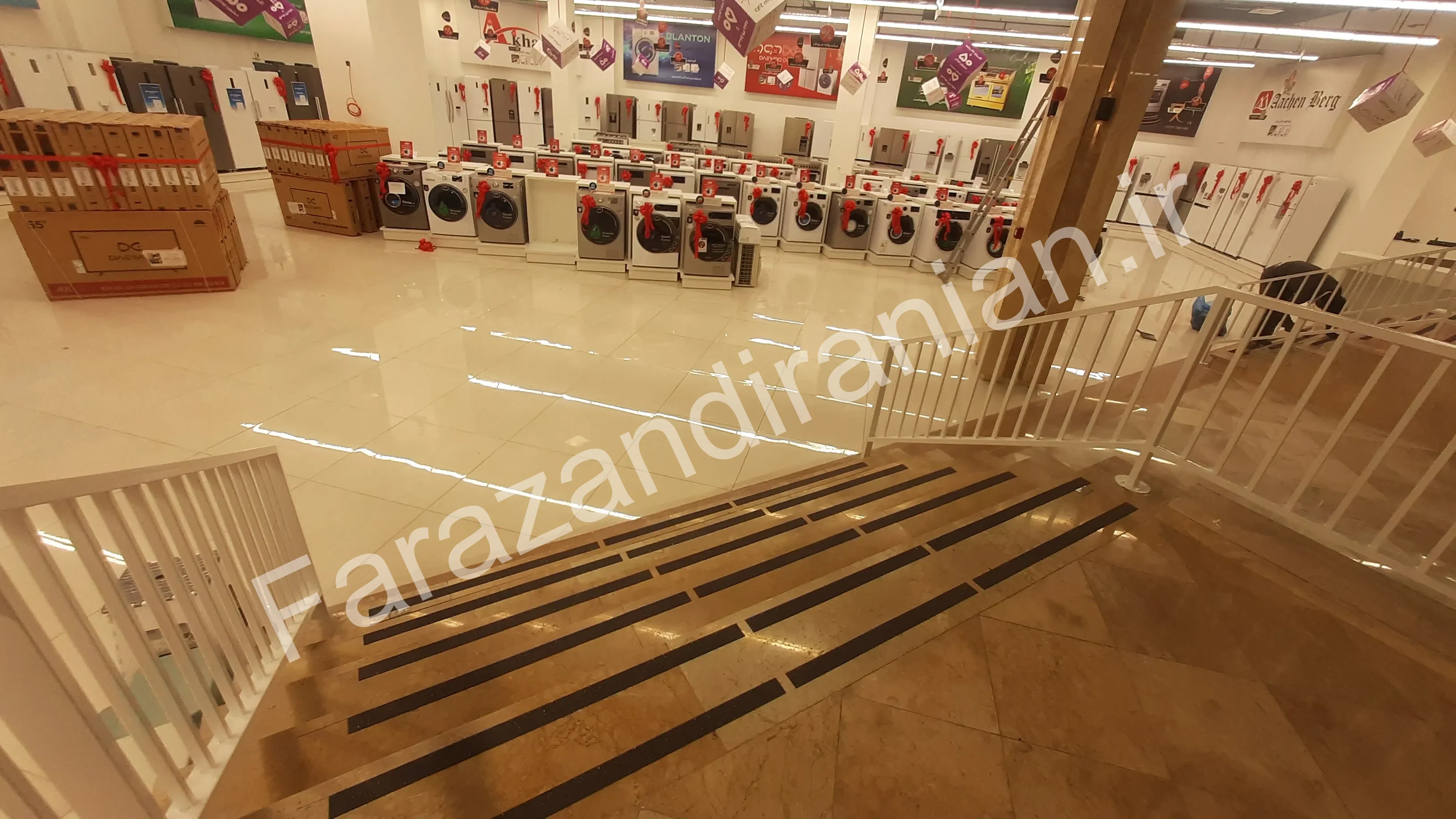 تصویر ۲۲ از اجرای نوار ضد لغزش در بازار بزرگ اطلس