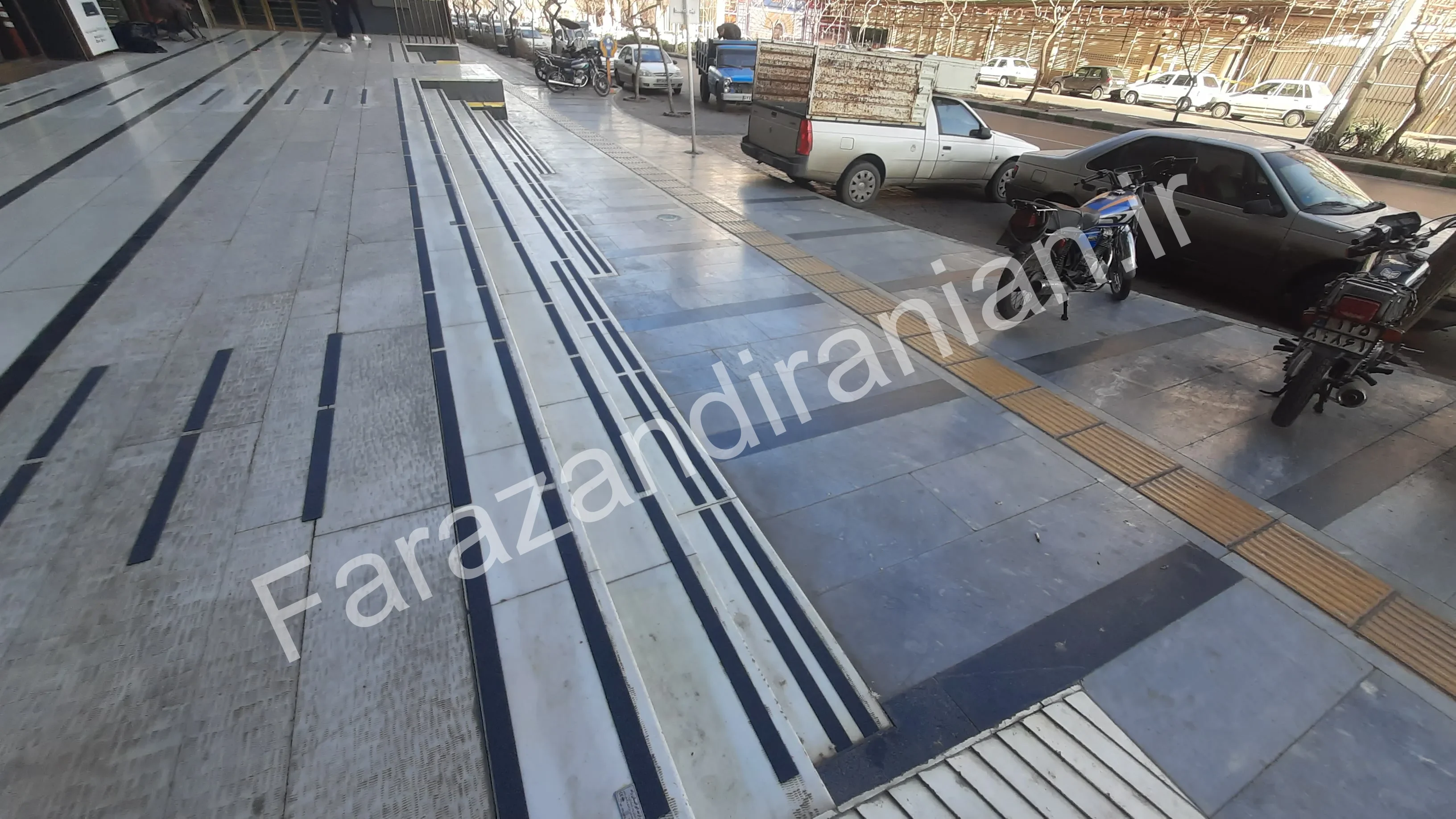 تصویر ۲۷ از اجرای نوار ضد لغزش در بازار بزرگ اطلس