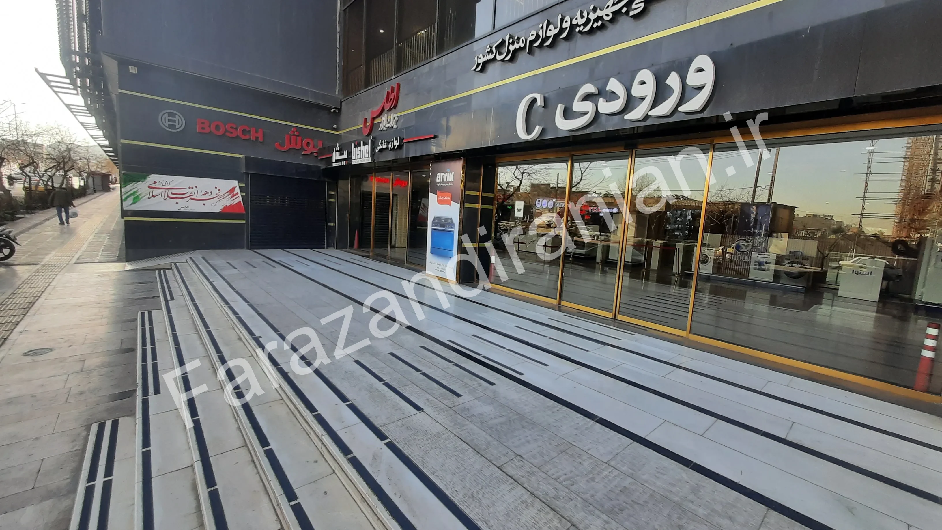 تصویر ۲۸ از اجرای نوار ضد لغزش در بازار بزرگ اطلس