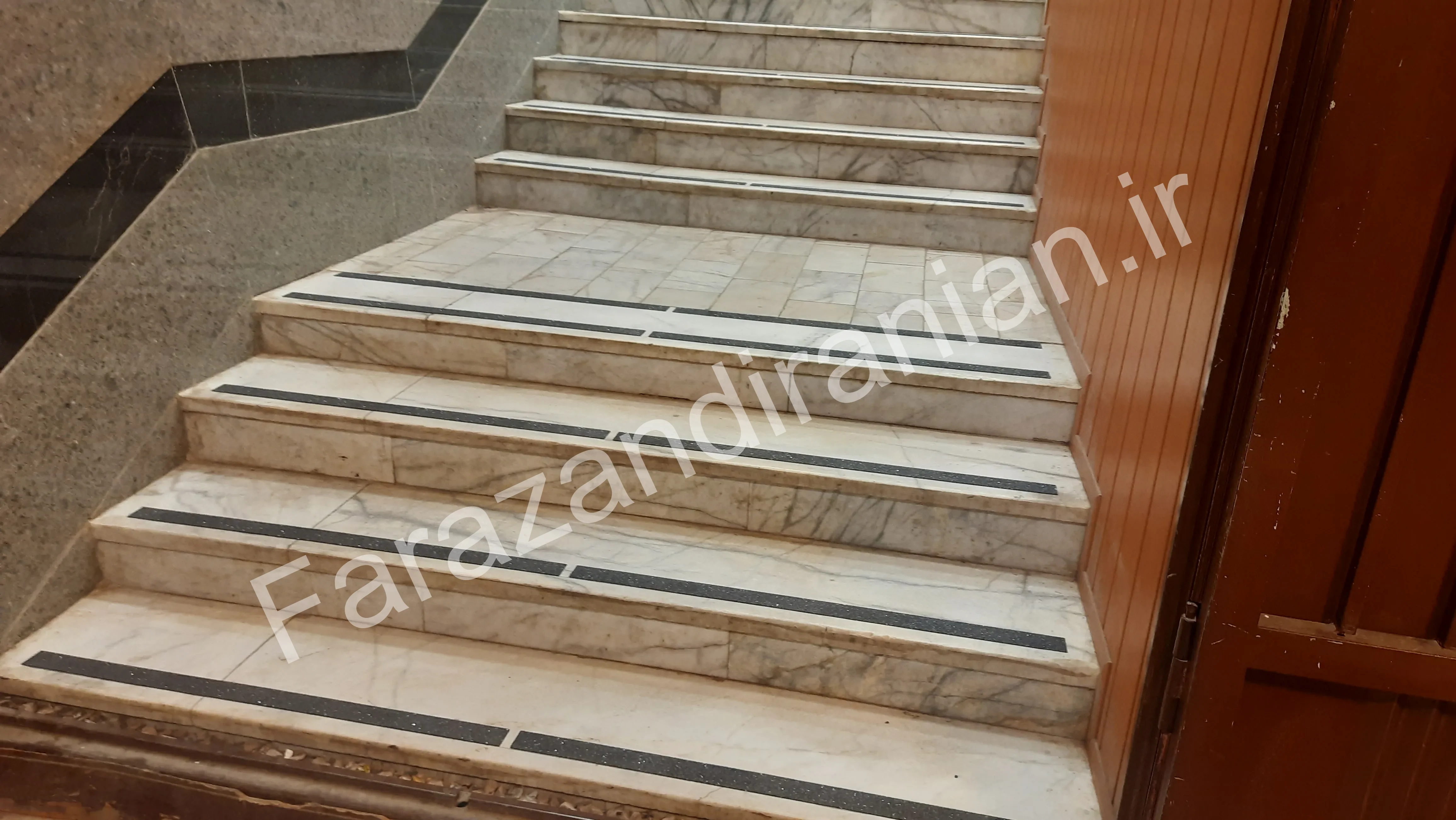 تصویر ۲ از اجرای نوار ضد لغزش در کتابخانه مرکزی دانشگاه آزاد کرمان