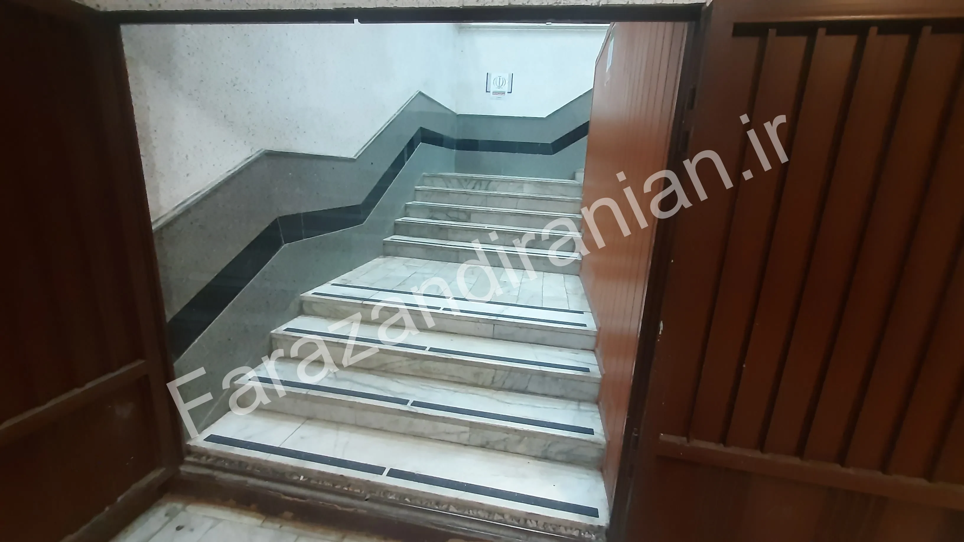 تصویر ۳ از اجرای نوار ضد لغزش در کتابخانه مرکزی دانشگاه آزاد کرمان