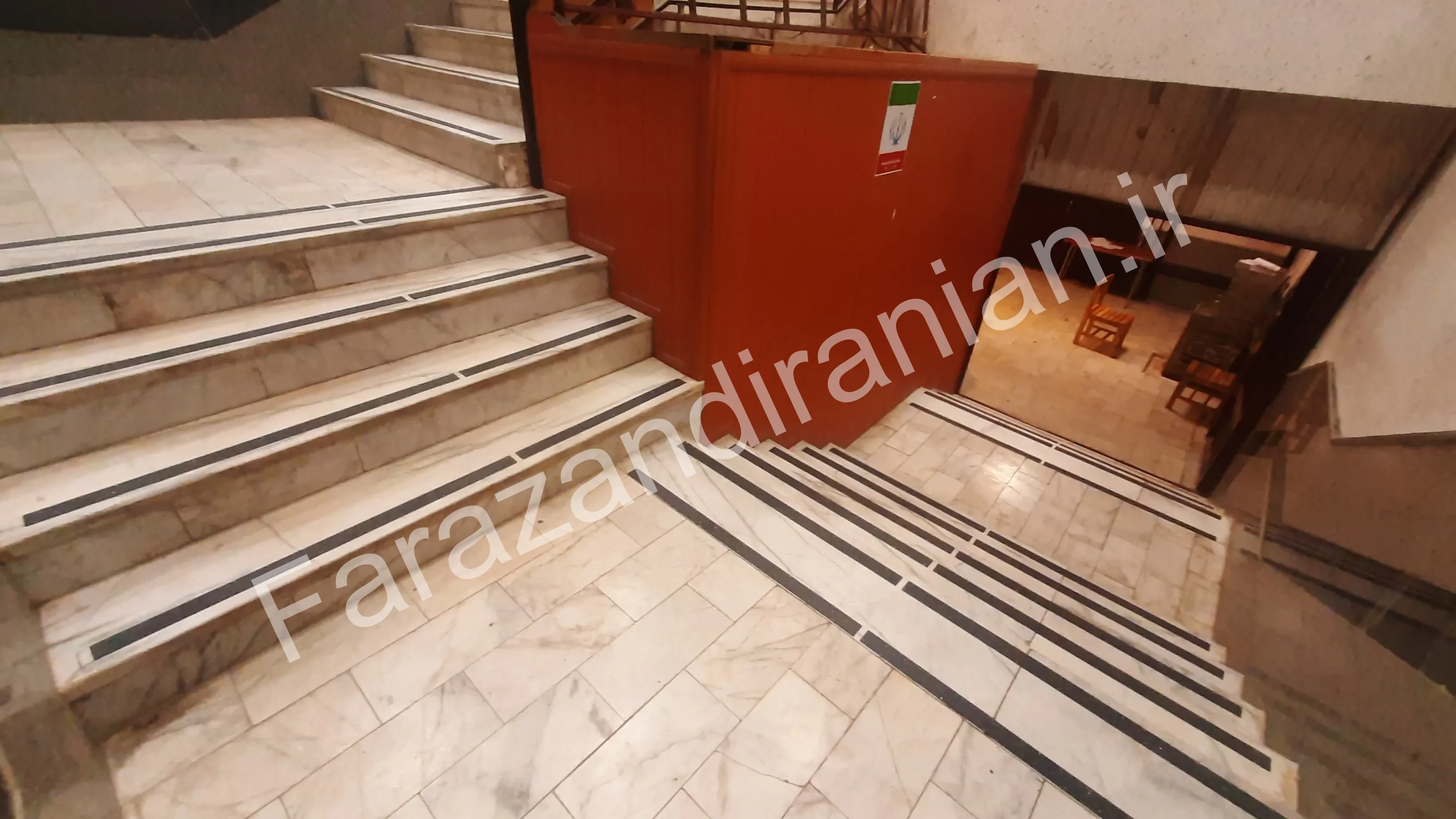 تصویر ۴ از اجرای نوار ضد لغزش در کتابخانه مرکزی دانشگاه آزاد کرمان