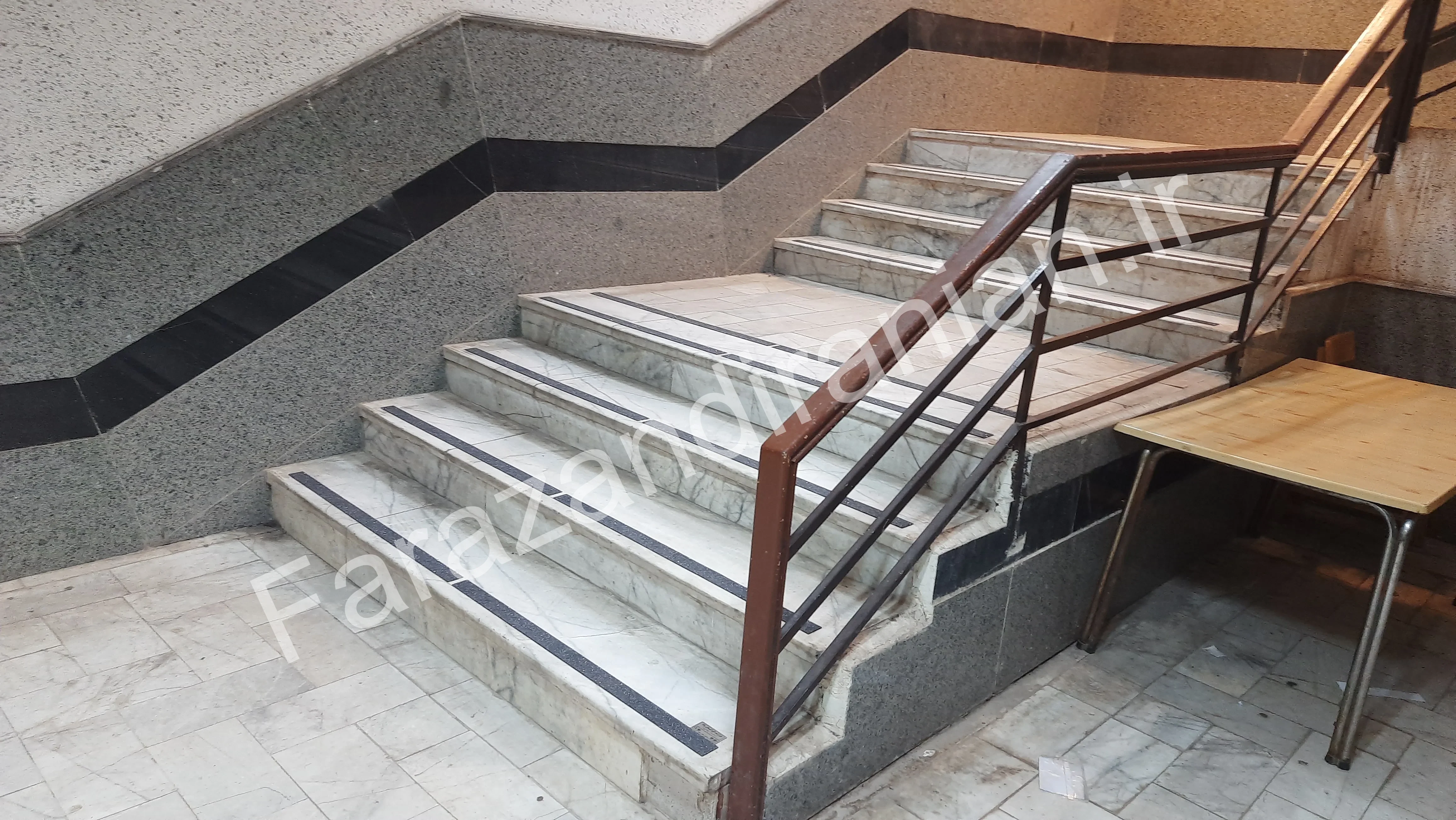 تصویر ۱۰ از اجرای نوار ضد لغزش در کتابخانه مرکزی دانشگاه آزاد کرمان